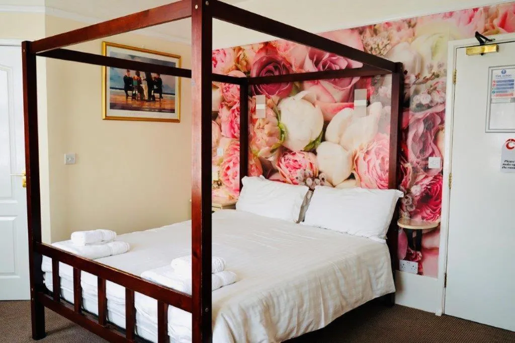 Bed in Deincourt Hotel