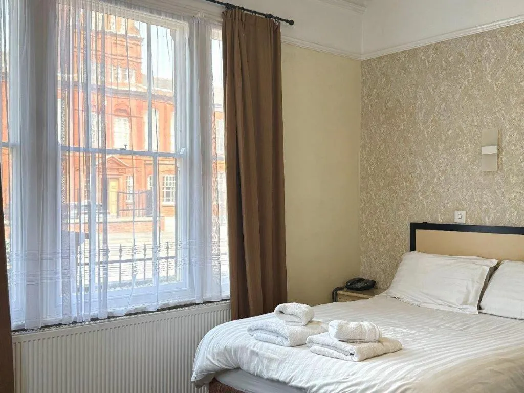 Bed in Deincourt Hotel