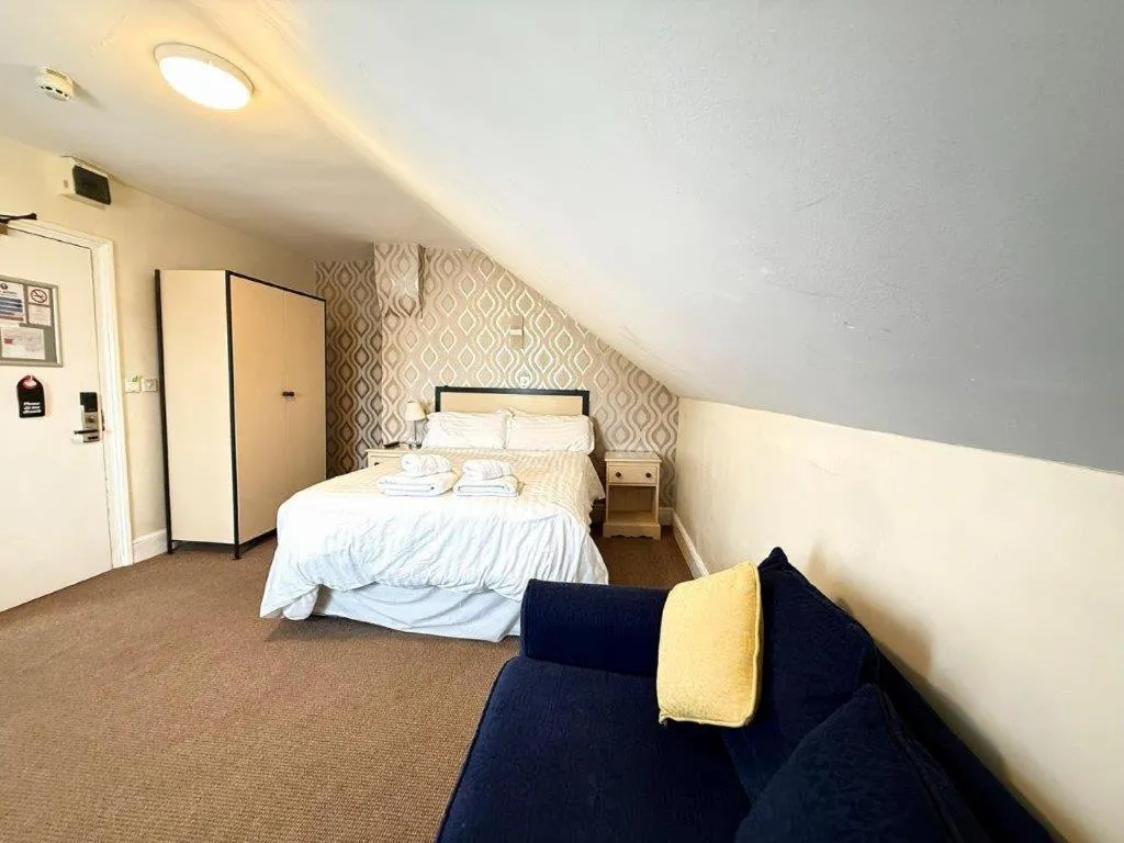 Bed in Deincourt Hotel