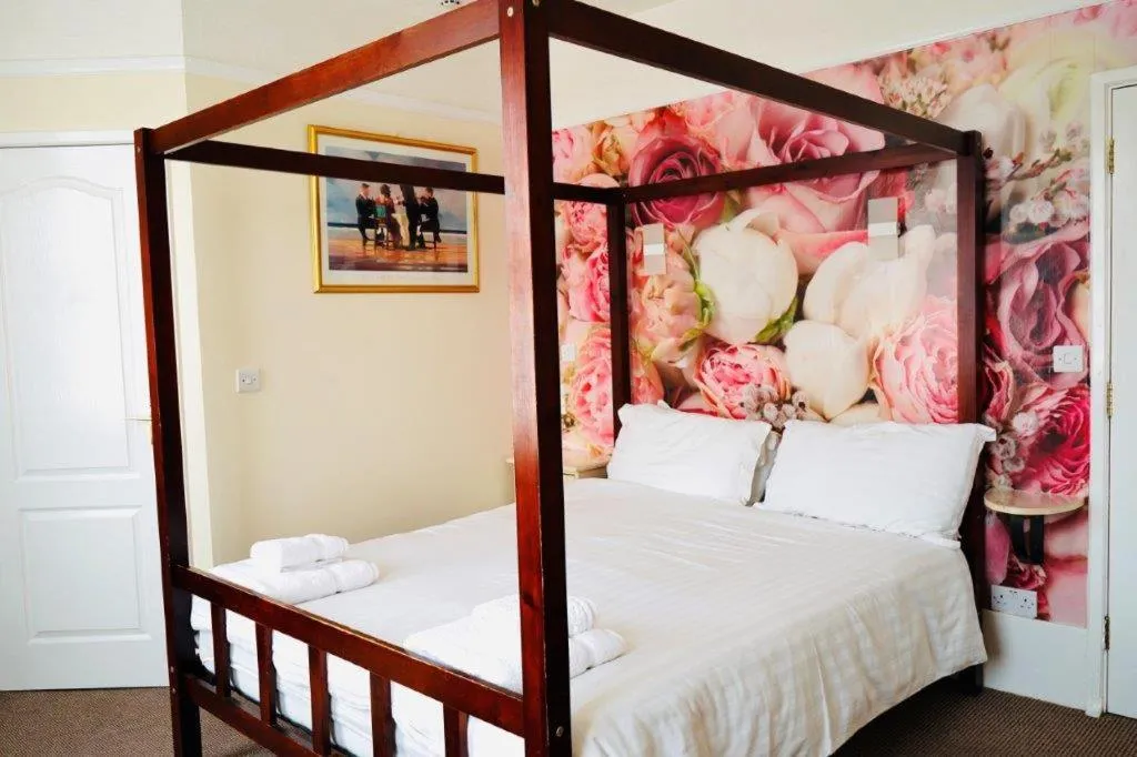 Bed in Deincourt Hotel