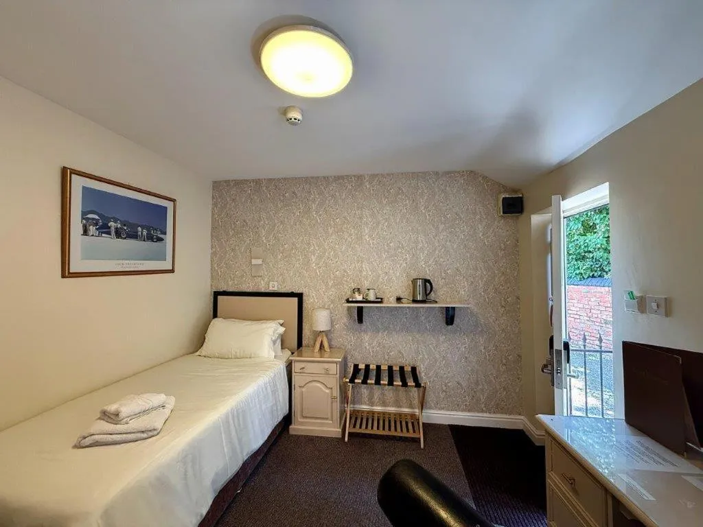 Bed in Deincourt Hotel