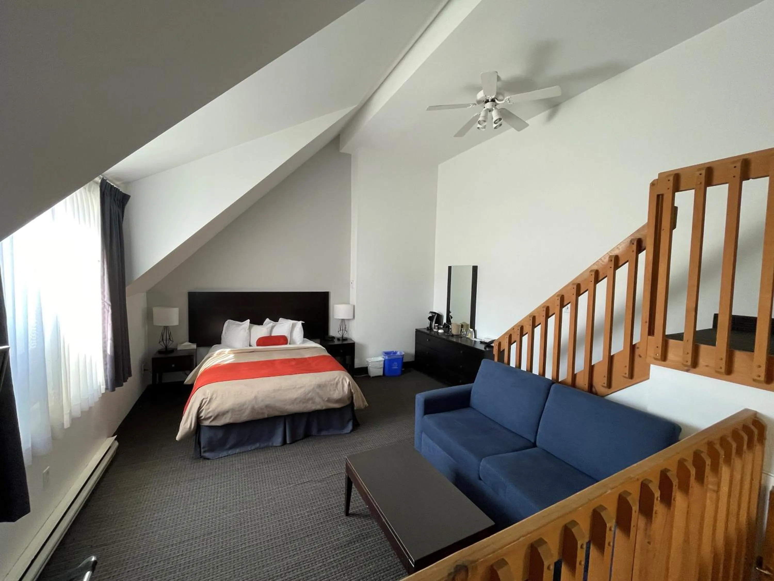 Swimming pool, Bed in Hotel Vacances Tremblant