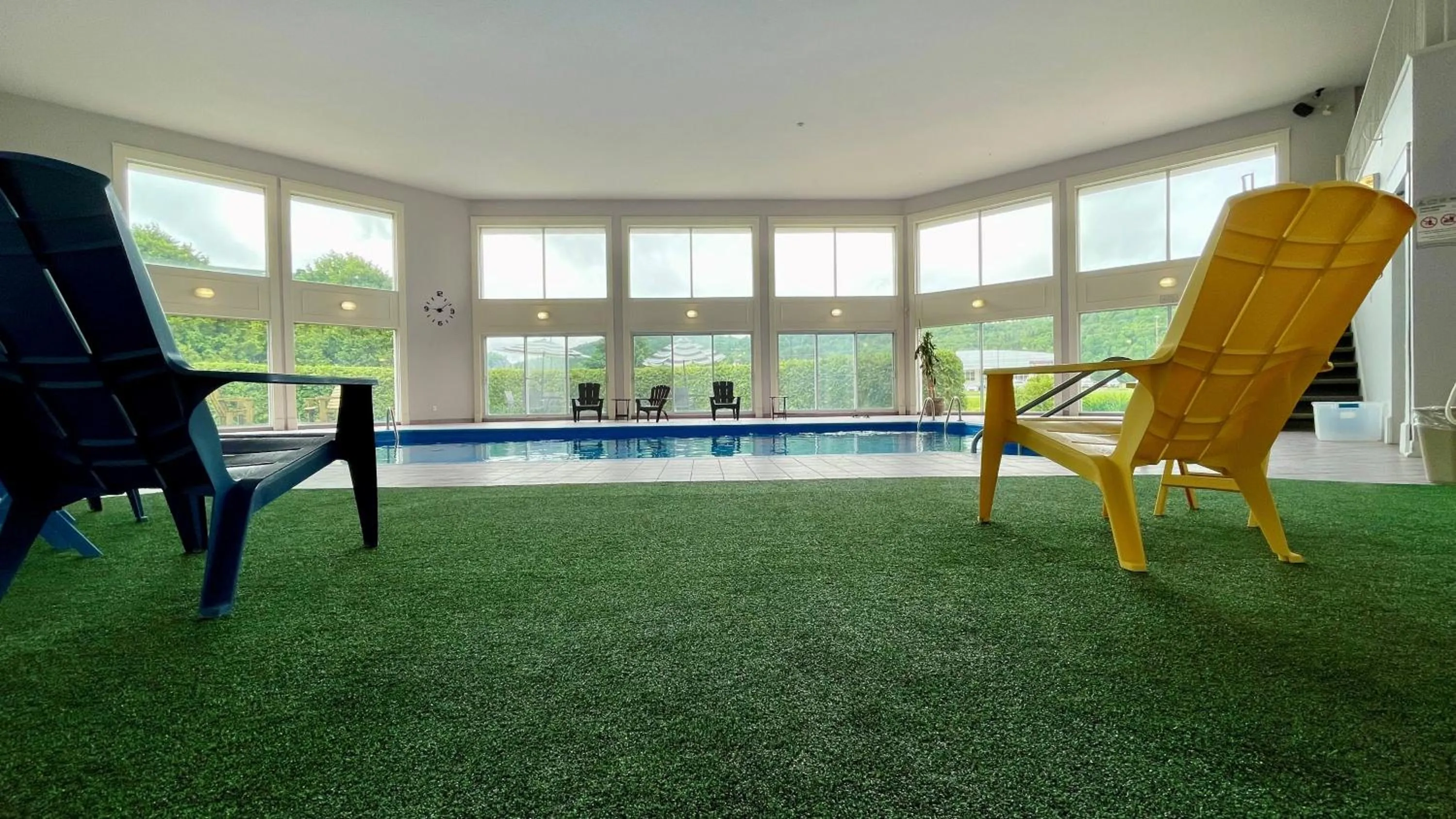 Swimming pool in Hotel Vacances Tremblant