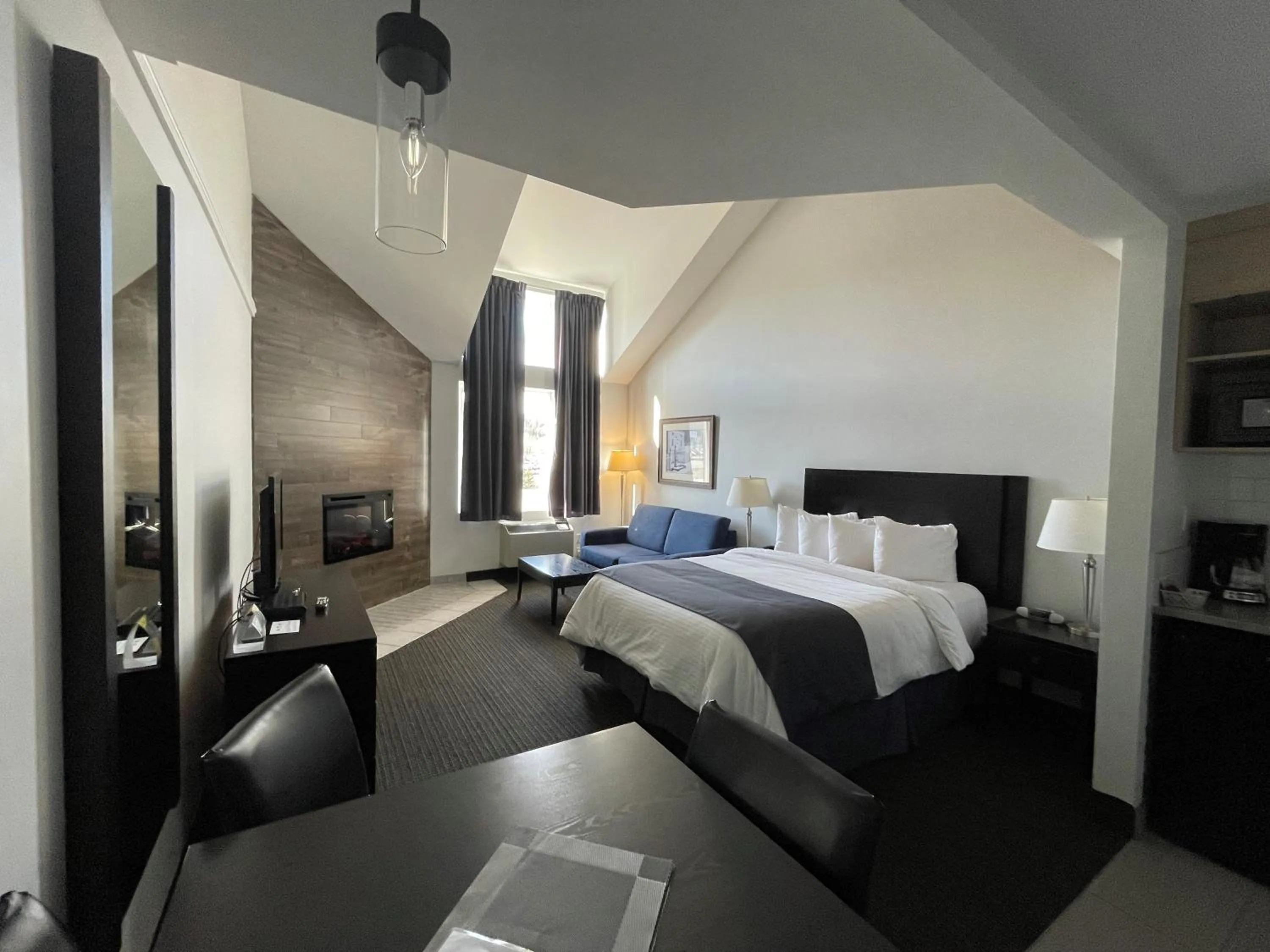 Swimming pool, Bed in Hotel Vacances Tremblant