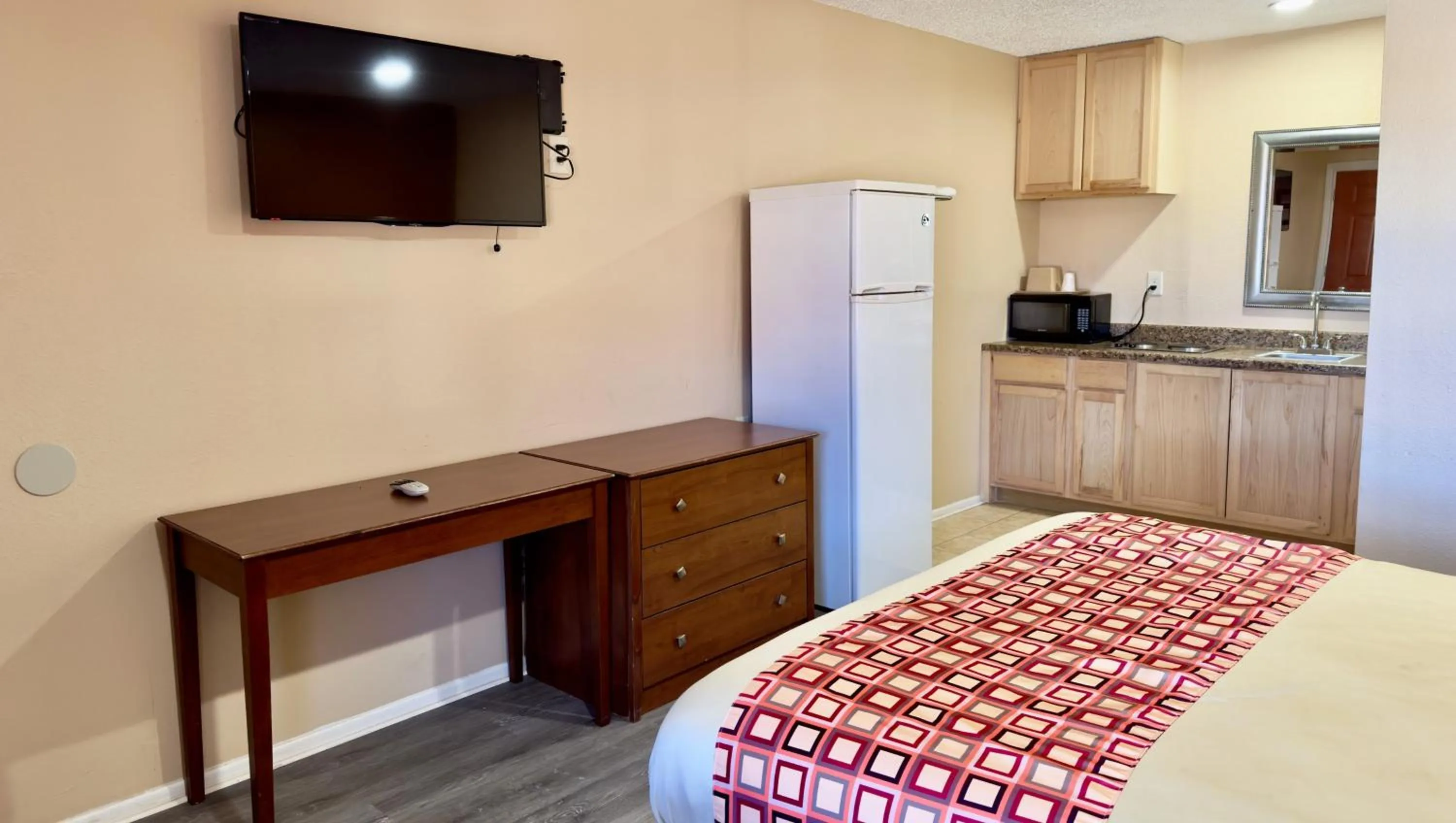 Bedroom, Bed in Regency Inn Hondo