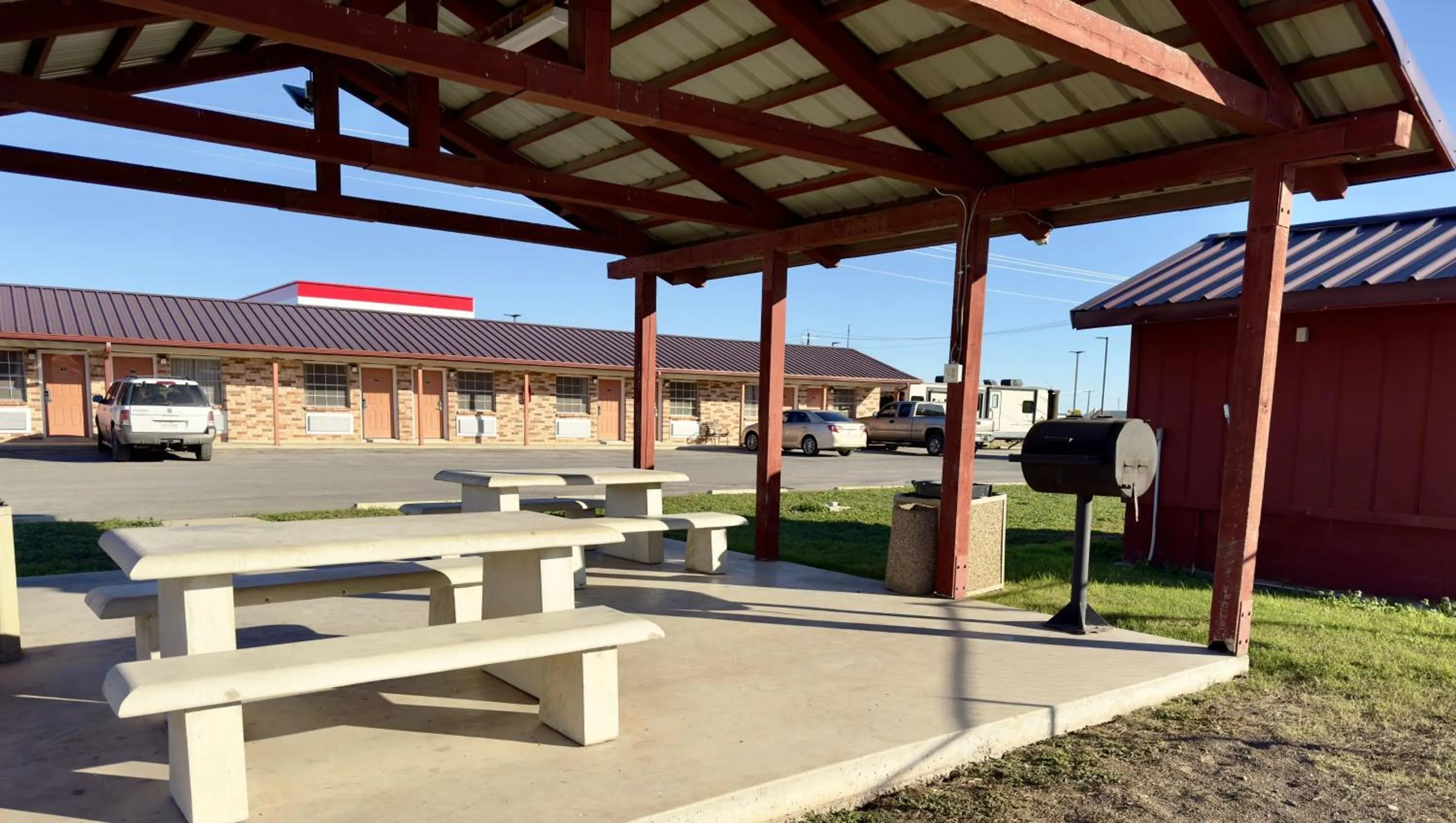 BBQ facilities in Regency Inn Hondo