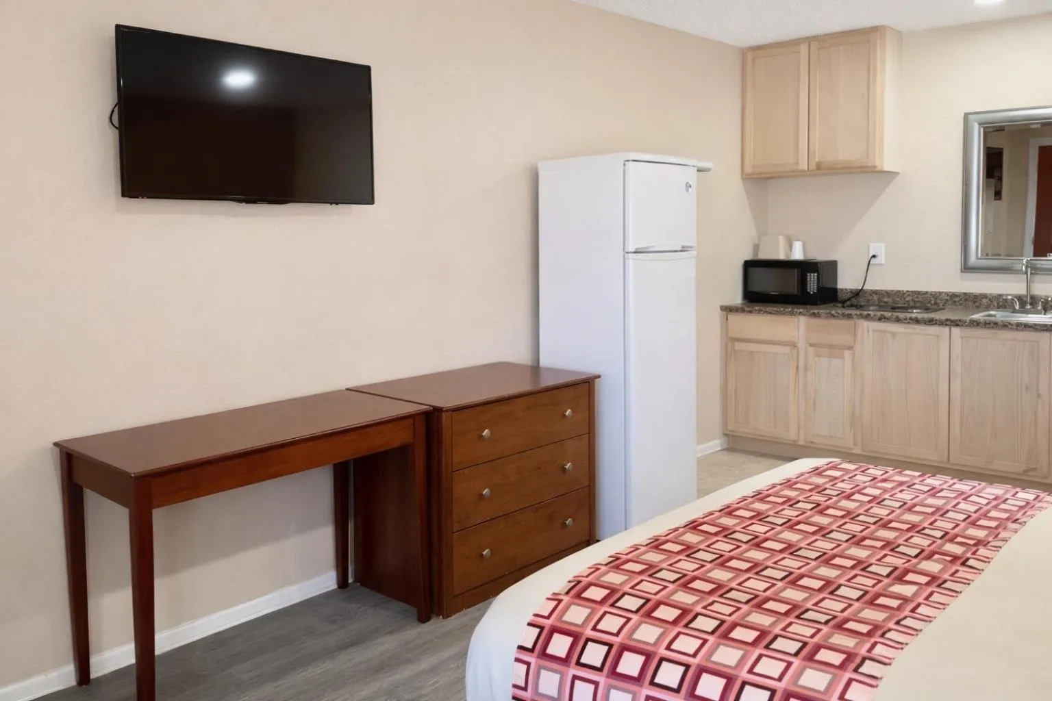 Bed in Regency Inn Hondo