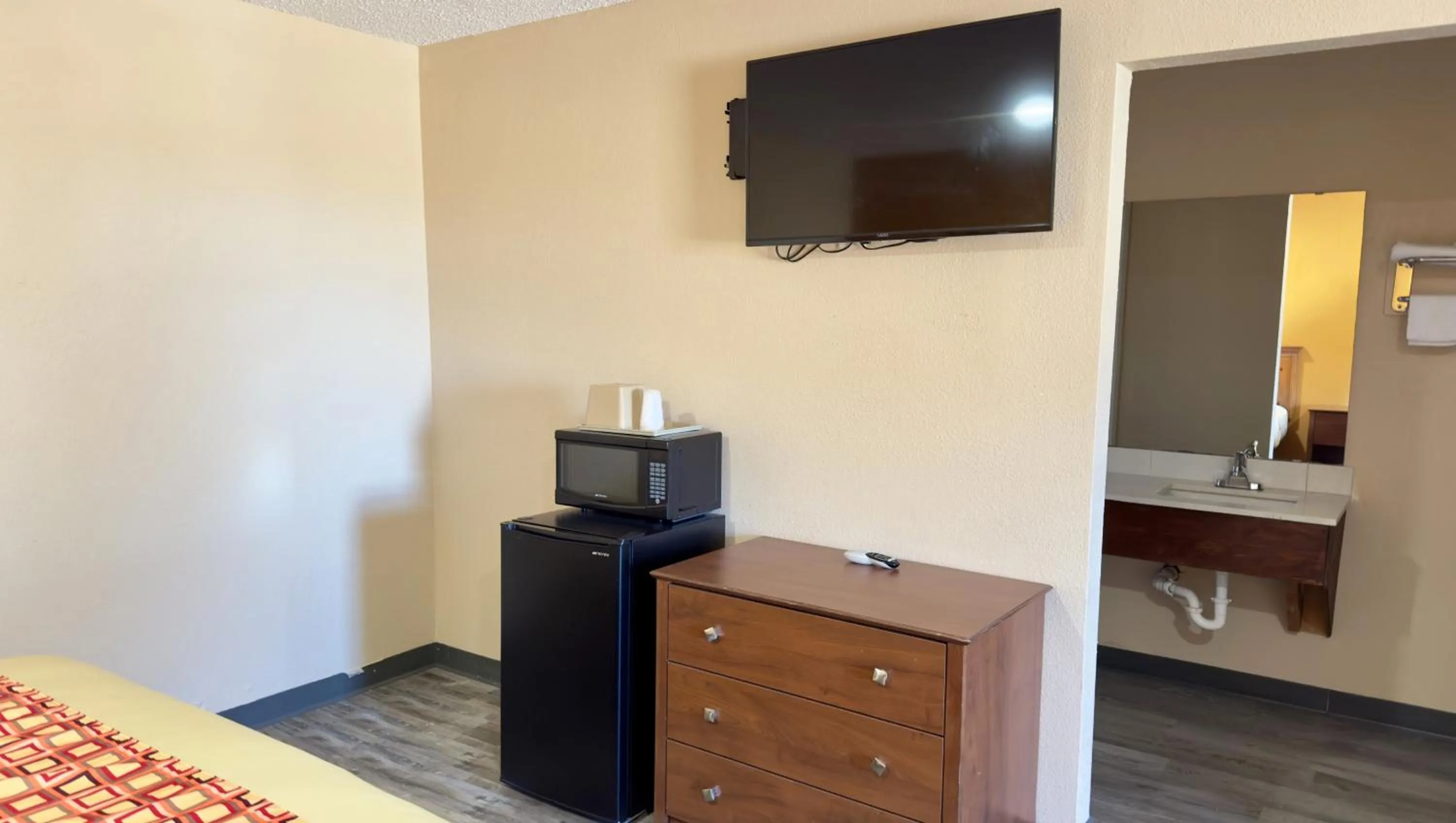 Bed in Regency Inn Hondo