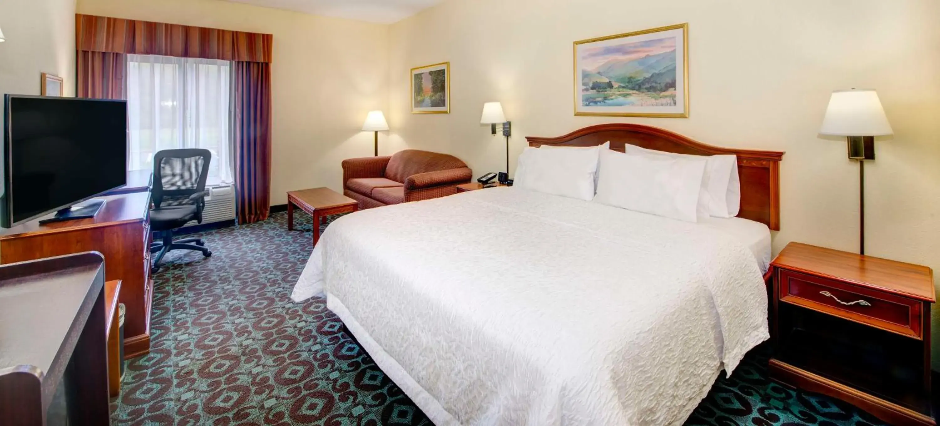 Bed in Hampton Inn Spartanburg Hotel Bed in Hampton Inn Spartanburg Hotel