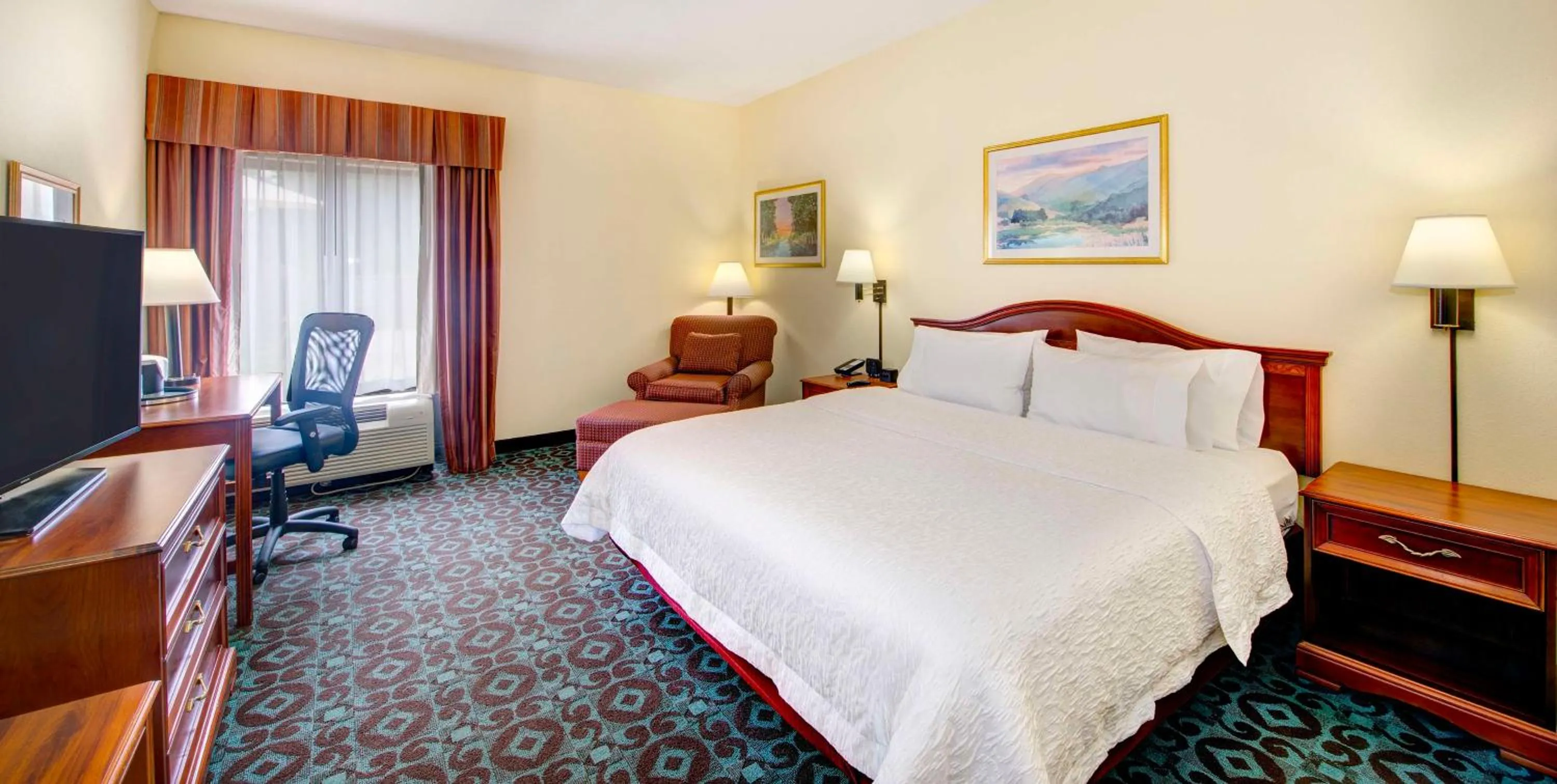 Bedroom, Bed in Hampton Inn Spartanburg Hotel