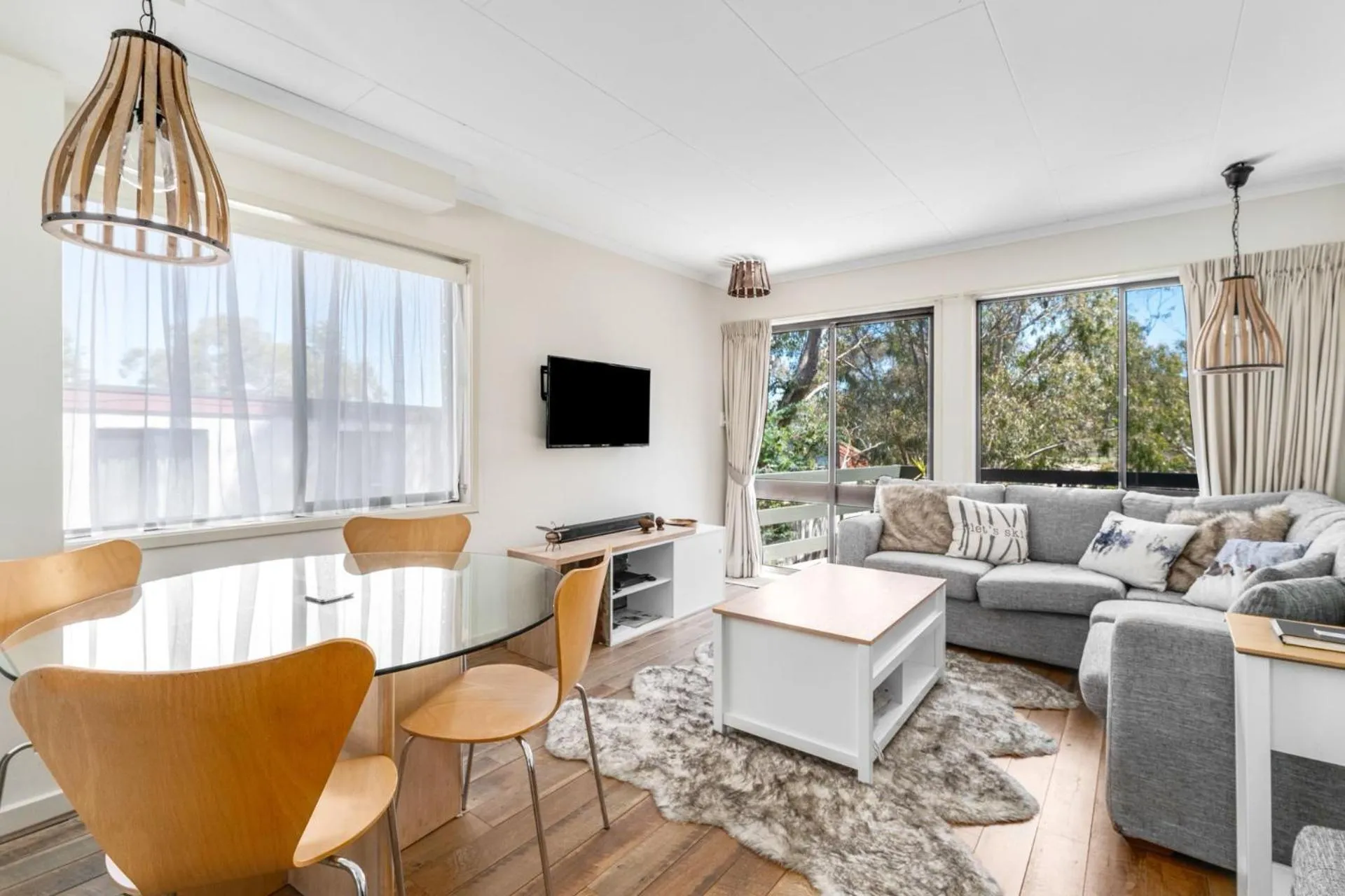 Lakeside Townhouse - 2BR Modern Townhouse l Lake Views l Balcony l Walking Distance To Town