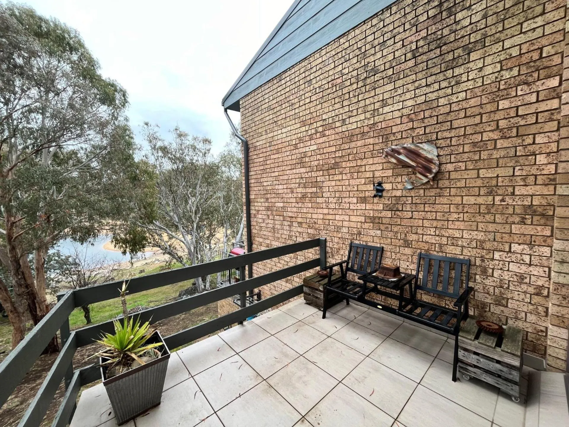 Lakeside Townhouse - 2BR Modern Townhouse l Lake Views l Balcony l Walking Distance To Town