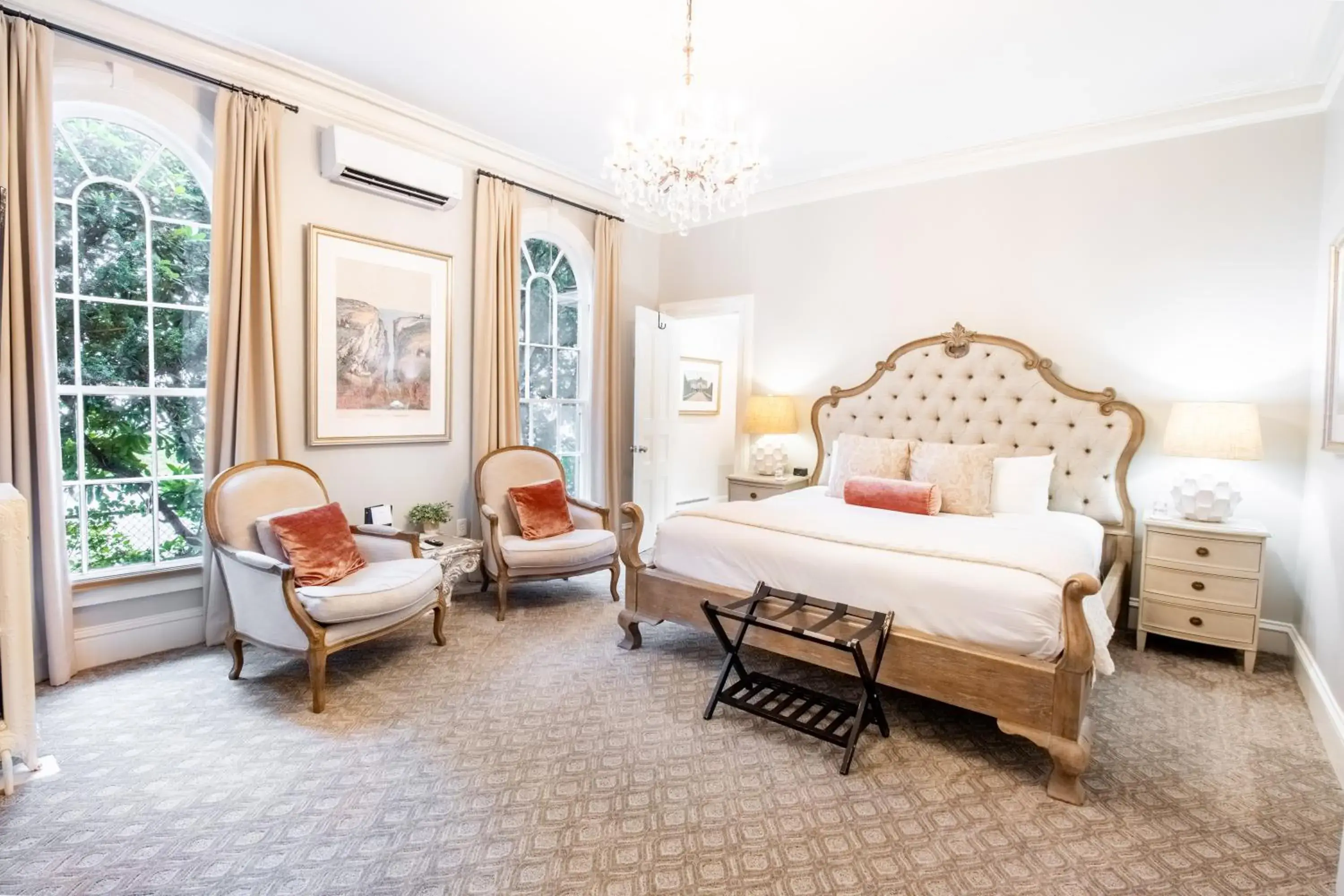 Room 2 – King Room in Serenity Inn Newport Room 2 – King Room in Serenity Inn Newport