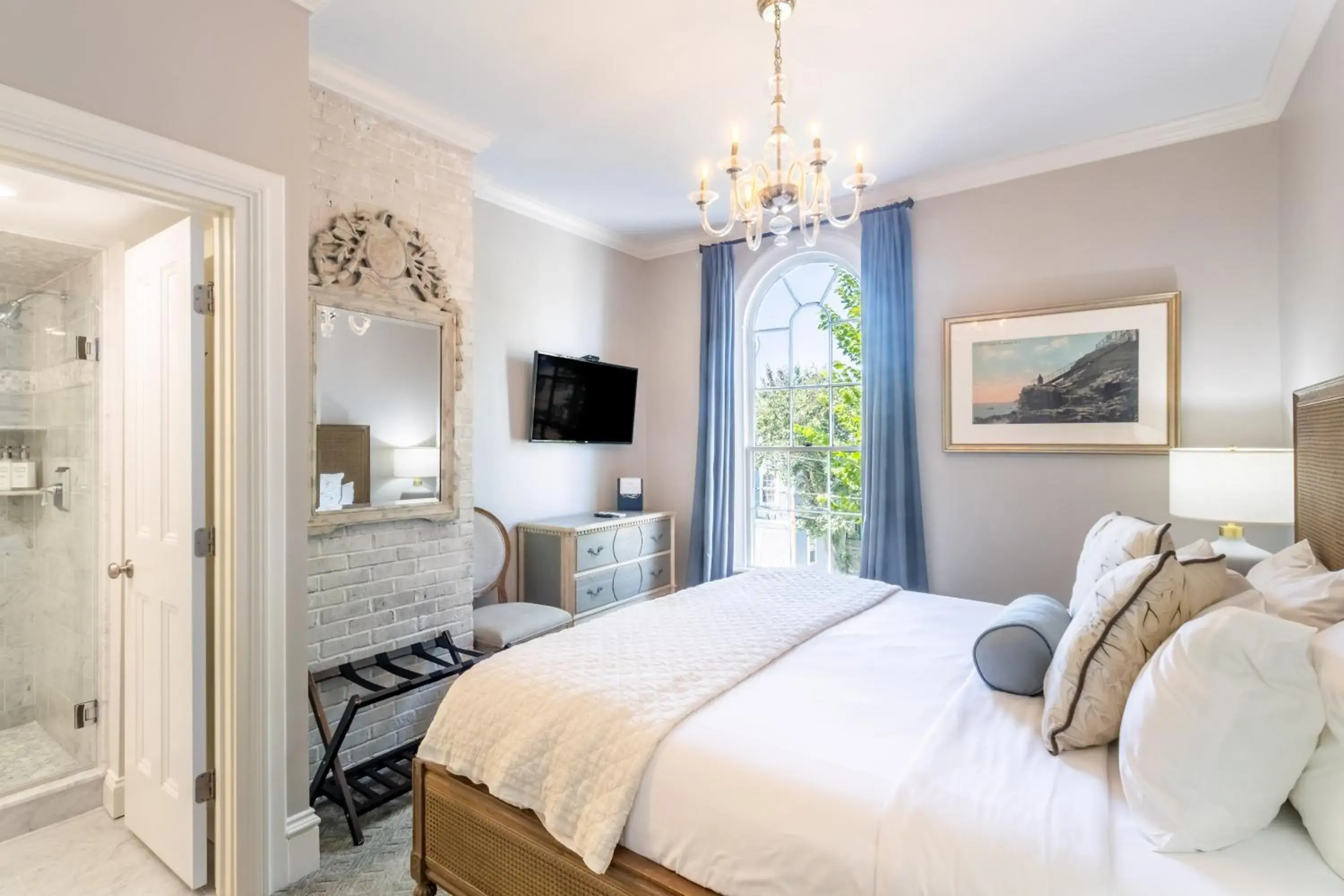 Room 6 – Queen Room in Serenity Inn Newport Room 6 – Queen Room in Serenity Inn Newport