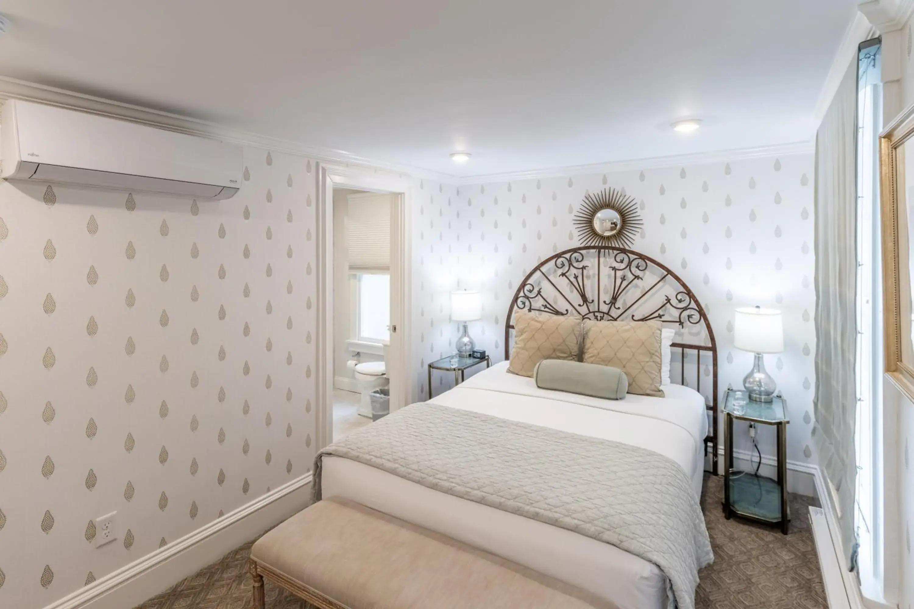 Room 4 - Queen Room in Serenity Inn Newport Room 4 - Queen Room in Serenity Inn Newport