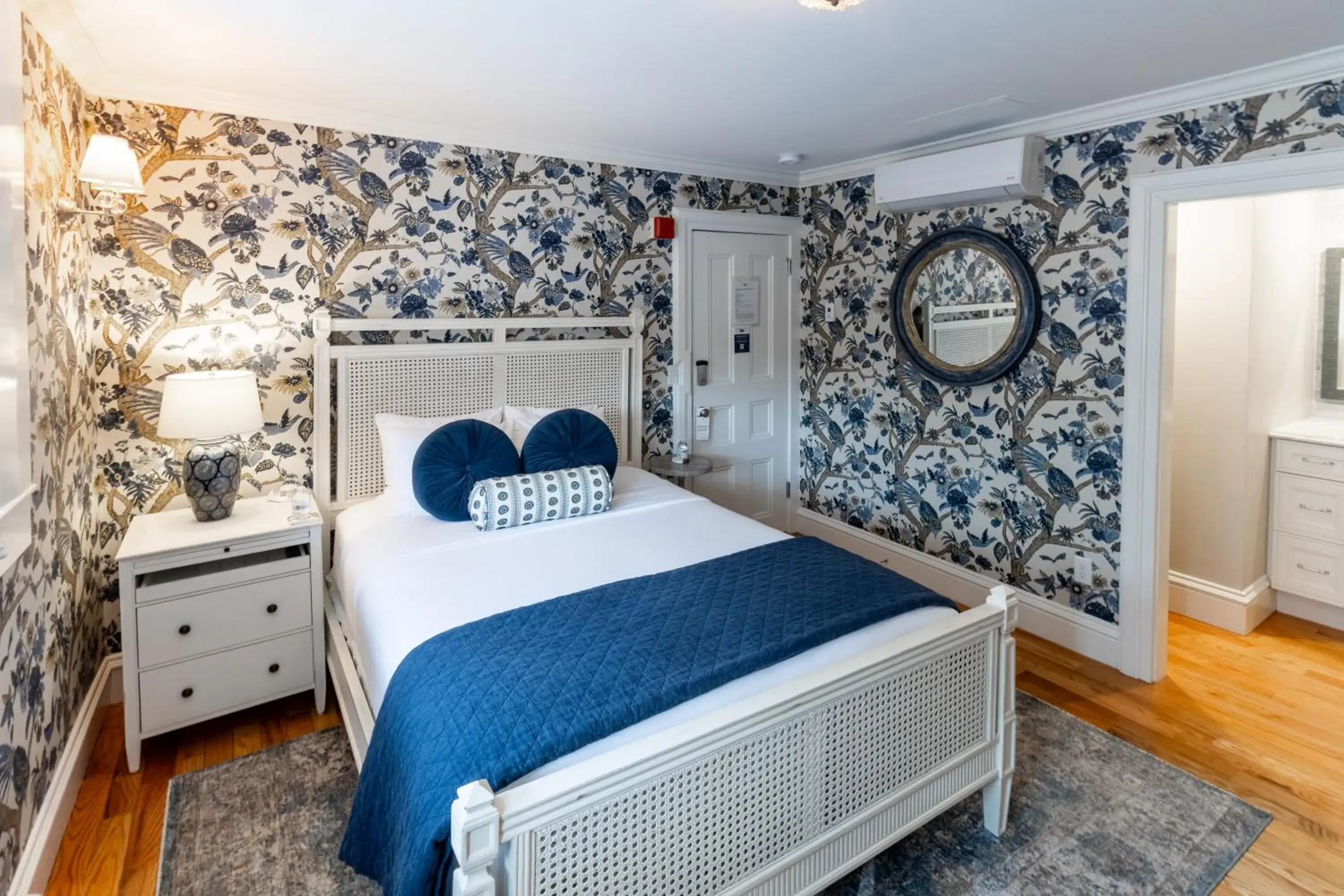 Room 3 – Deluxe Queen Room in Serenity Inn Newport Room 3 – Deluxe Queen Room in Serenity Inn Newport