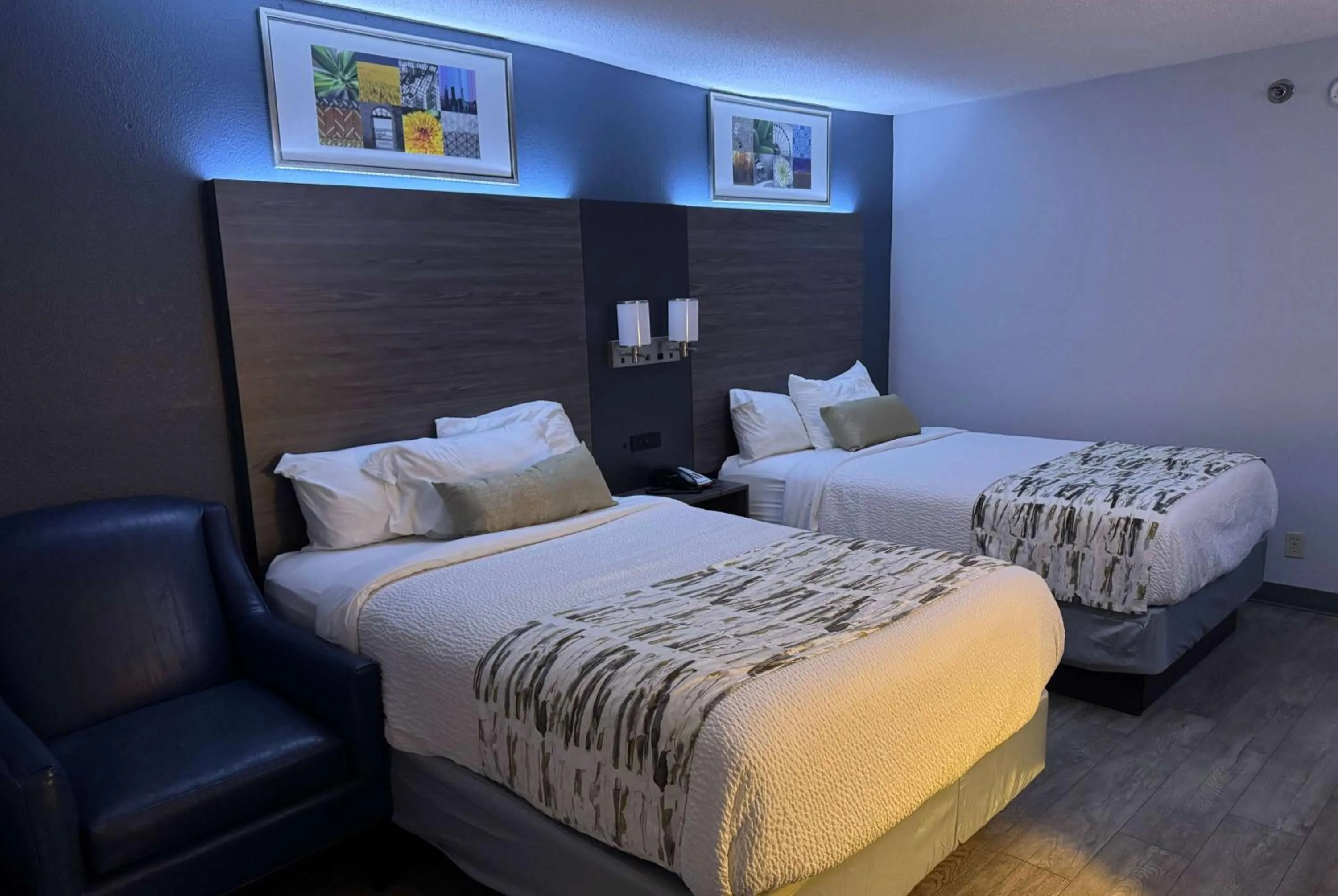 Photo of the whole room, Bed in Baymont by Wyndham Dayton North