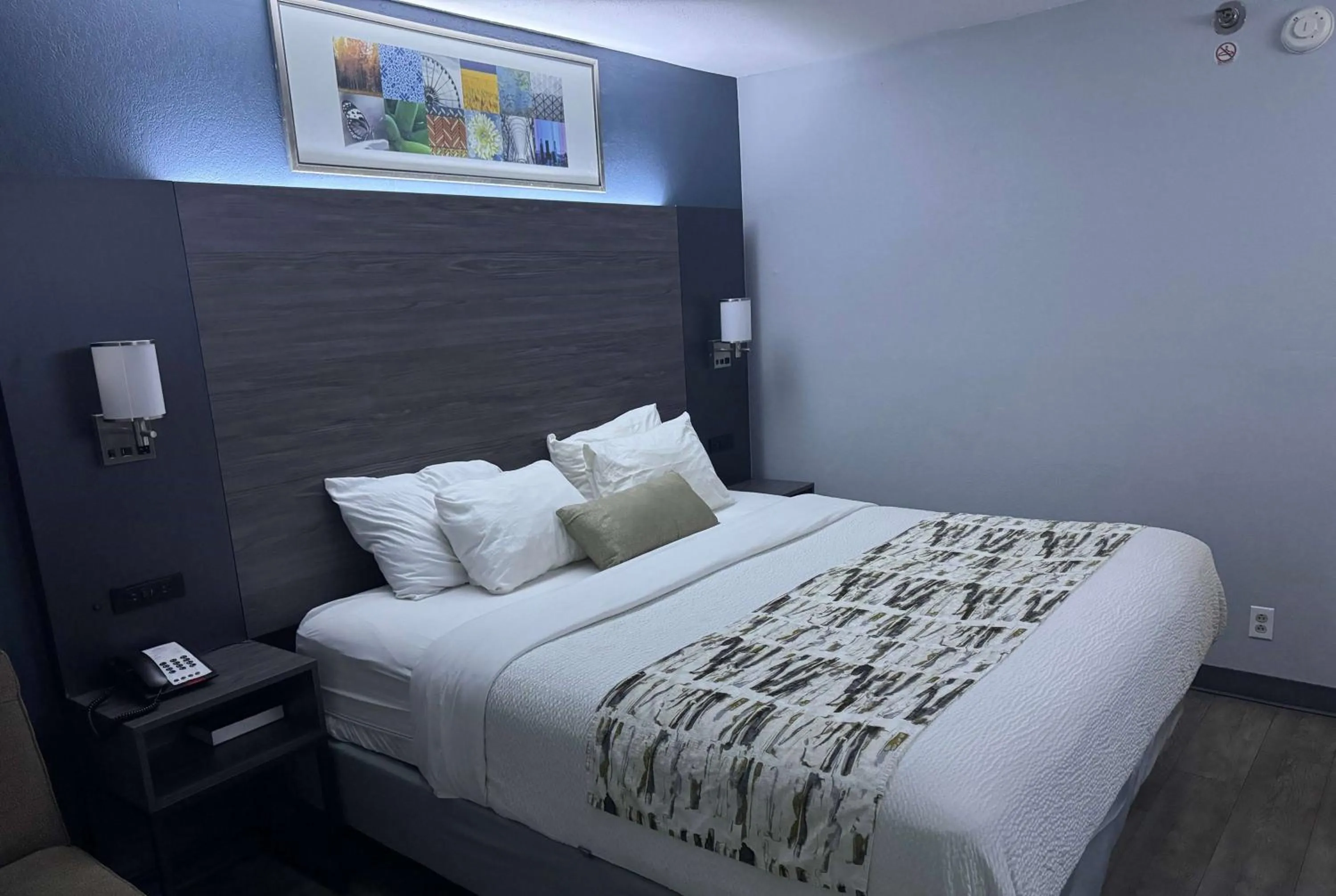 Photo of the whole room, Bed in Baymont by Wyndham Dayton North