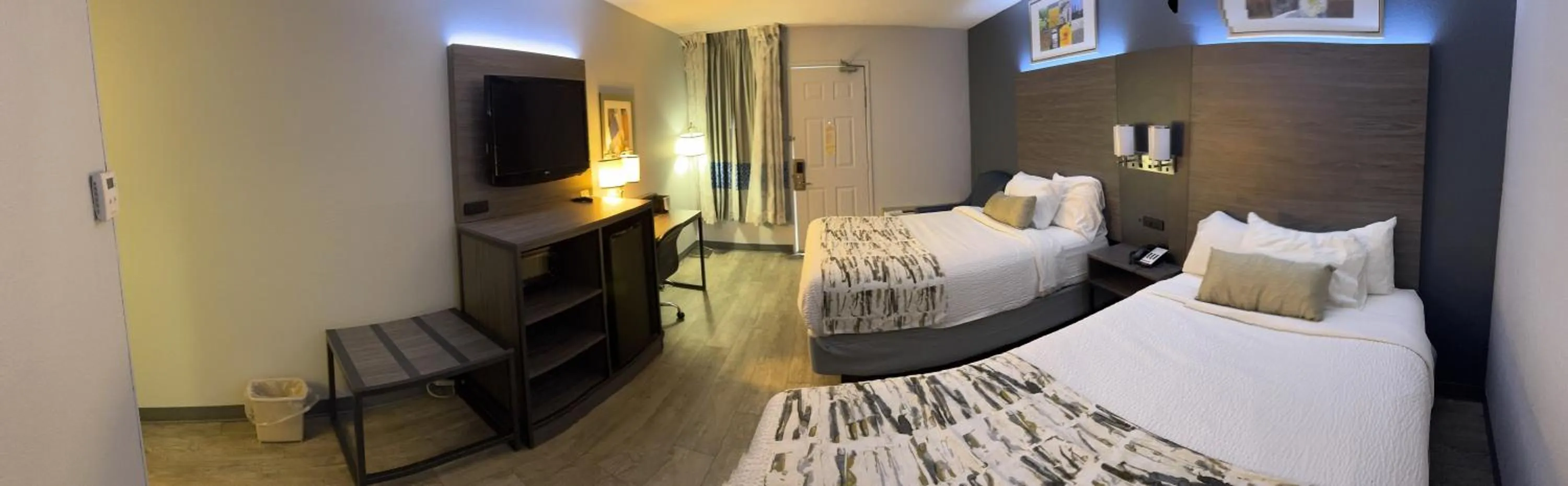 Photo of the whole room, Bed in Baymont by Wyndham Dayton North