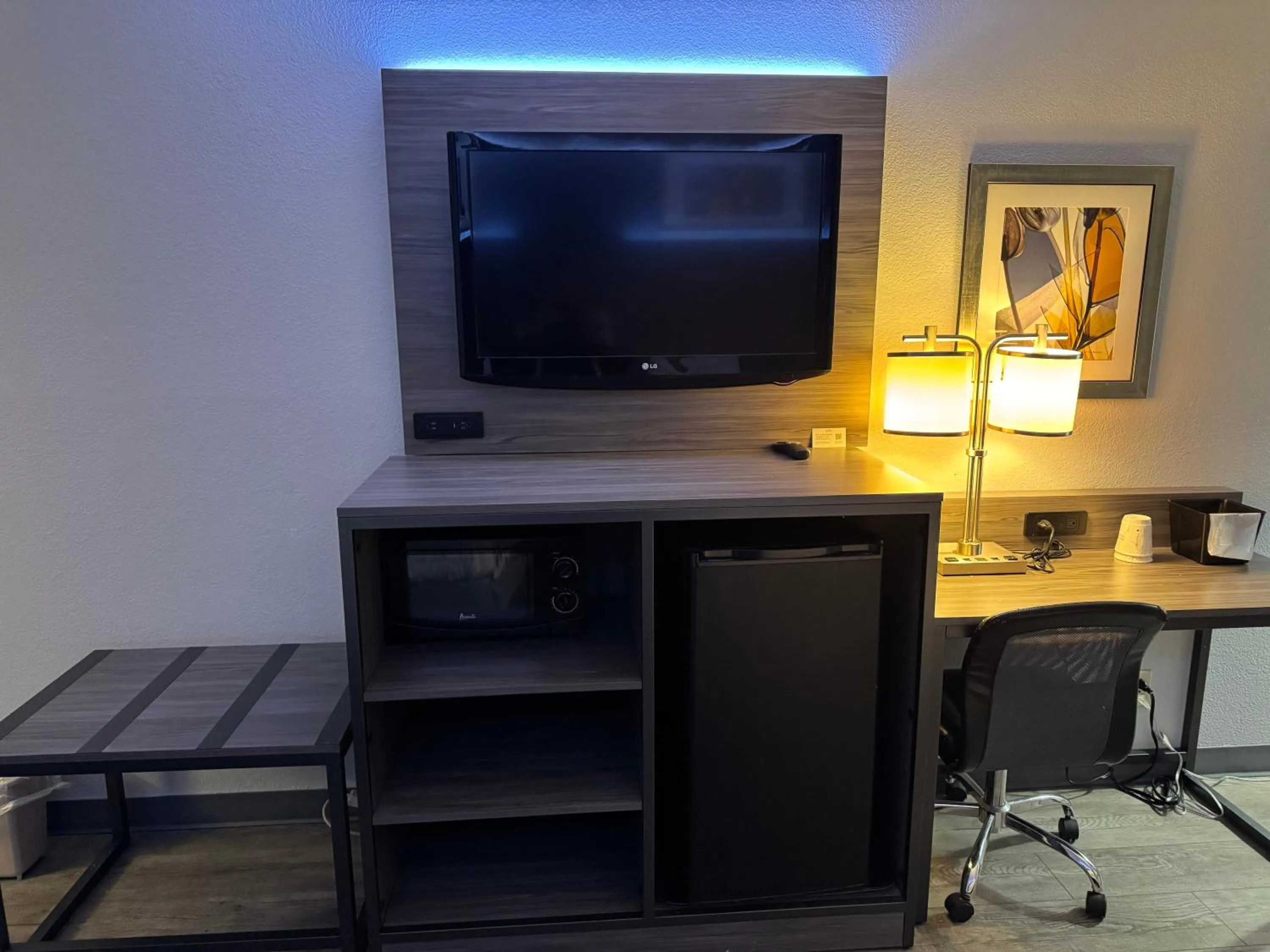 TV and multimedia in Baymont by Wyndham Dayton North