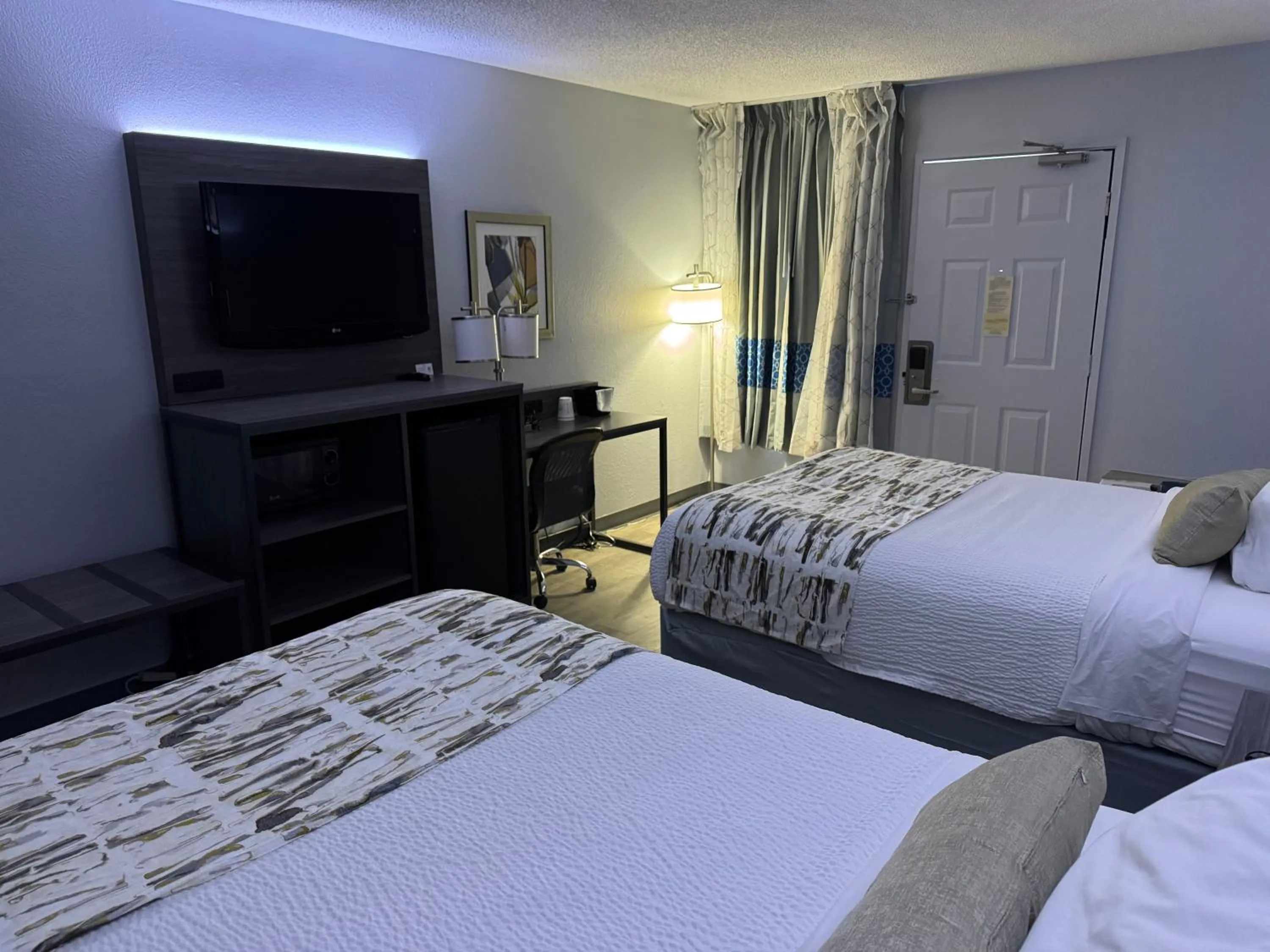 TV and multimedia, Bed in Baymont by Wyndham Dayton North
