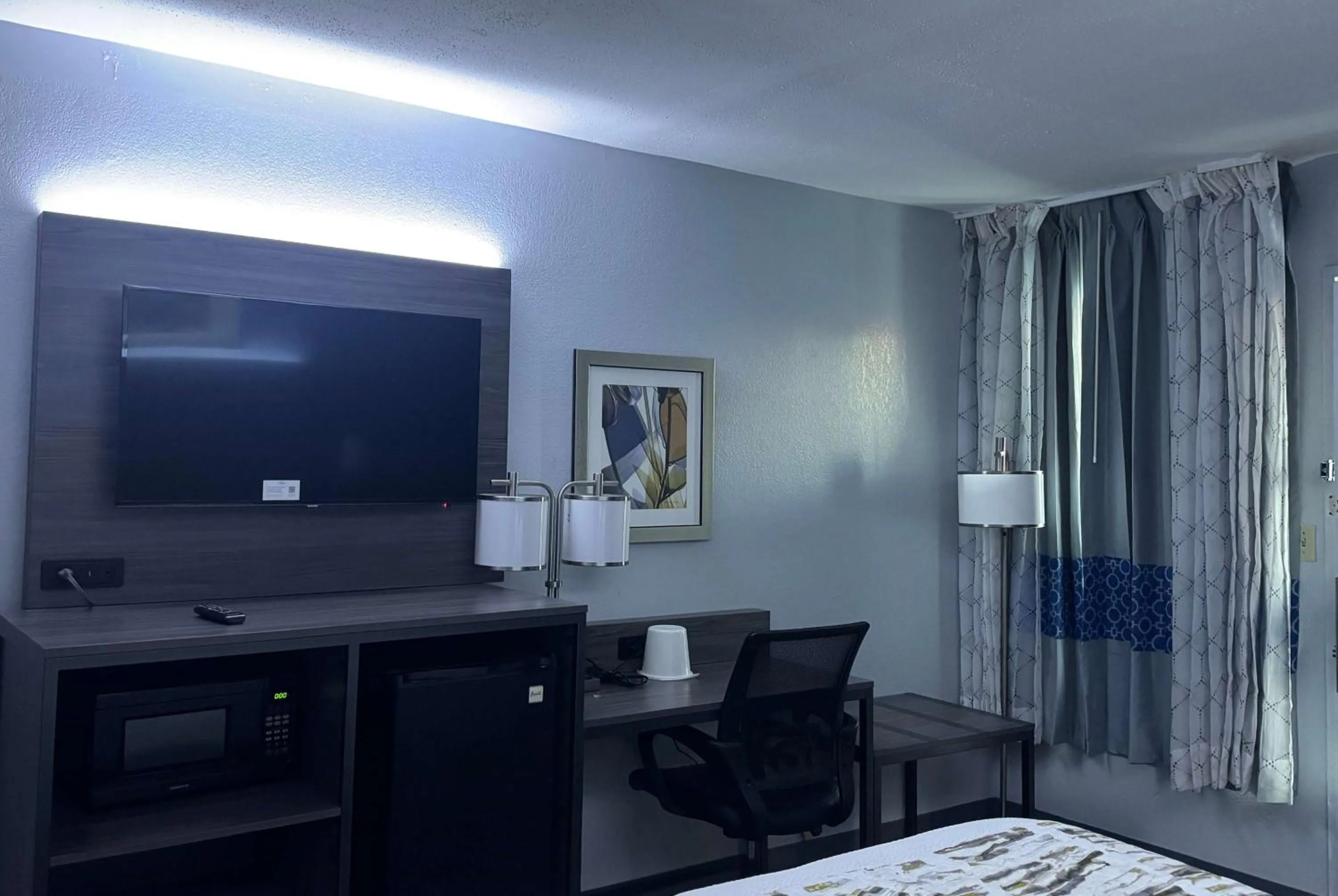 Photo of the whole room, Bed in Baymont by Wyndham Dayton North