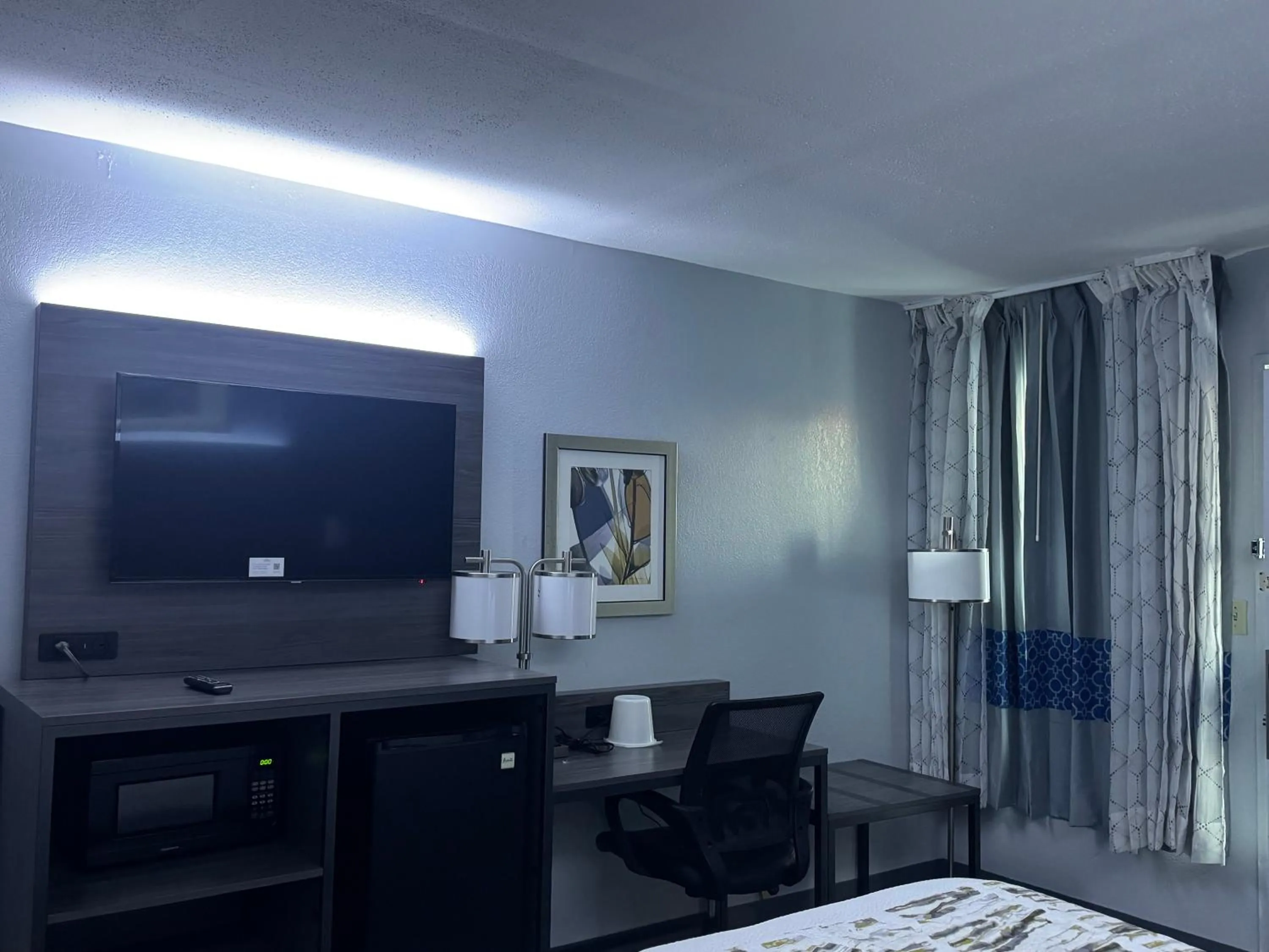 Photo of the whole room, Bed in Baymont by Wyndham Dayton North