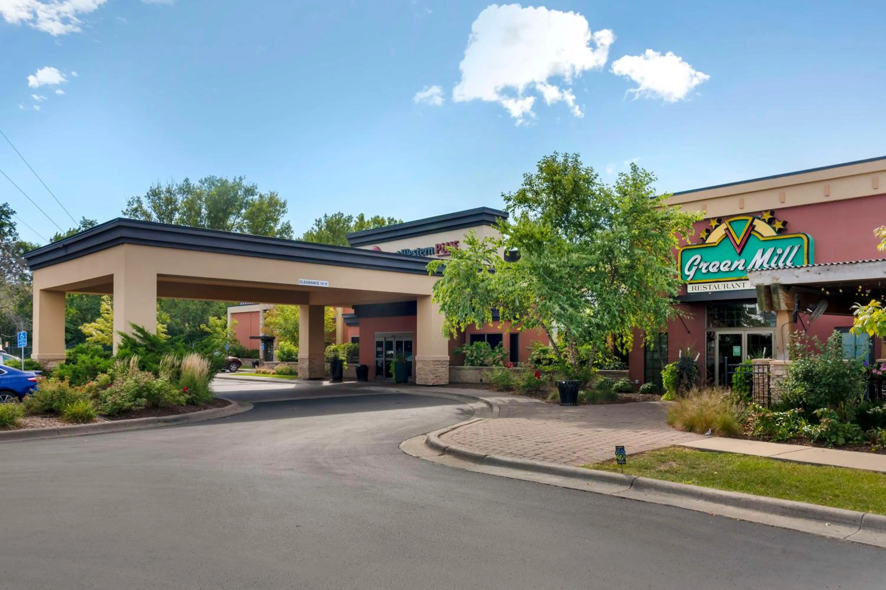 Property building in Best Western Plus St. Paul North/Shoreview