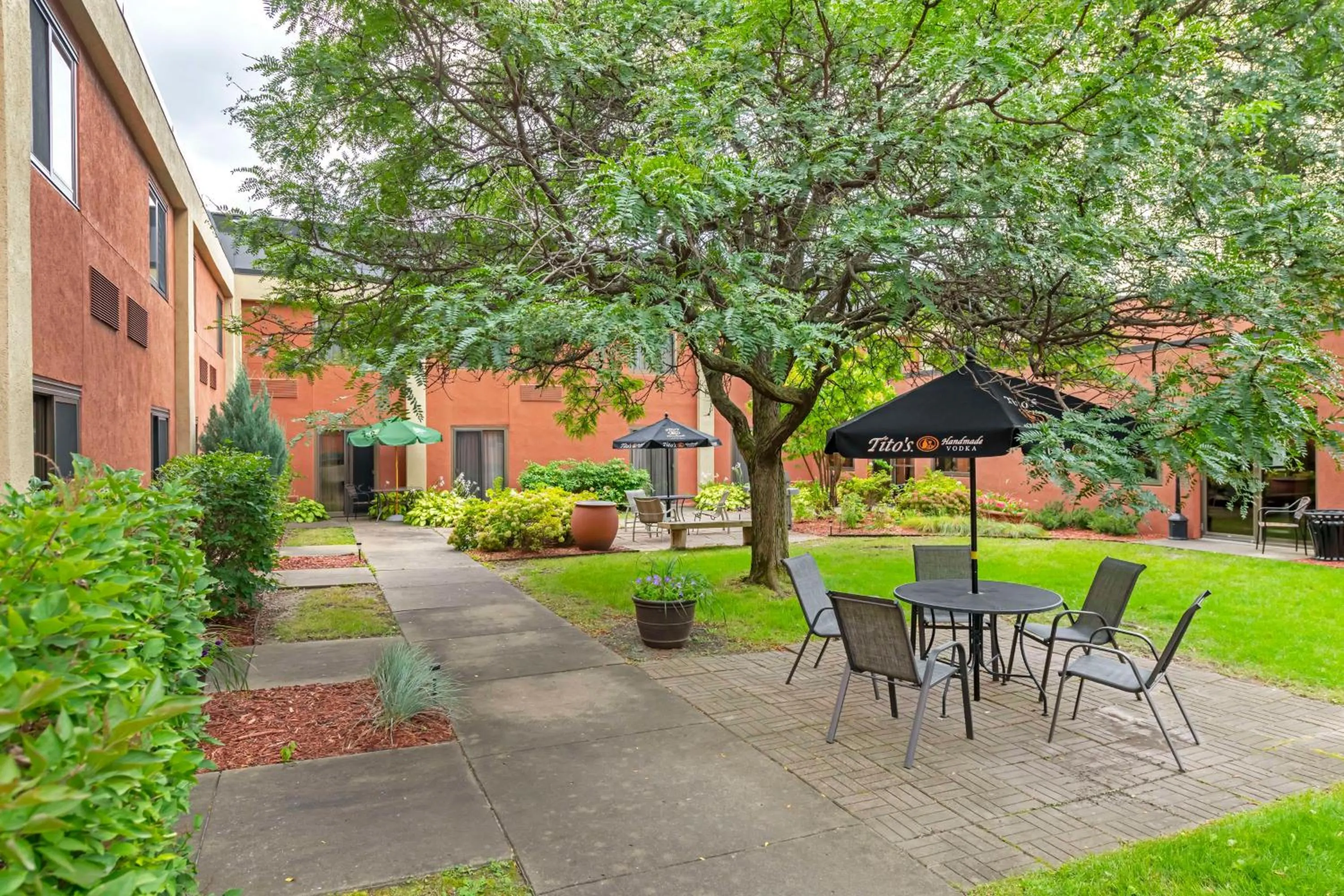 Property building in Best Western Plus St. Paul North/Shoreview