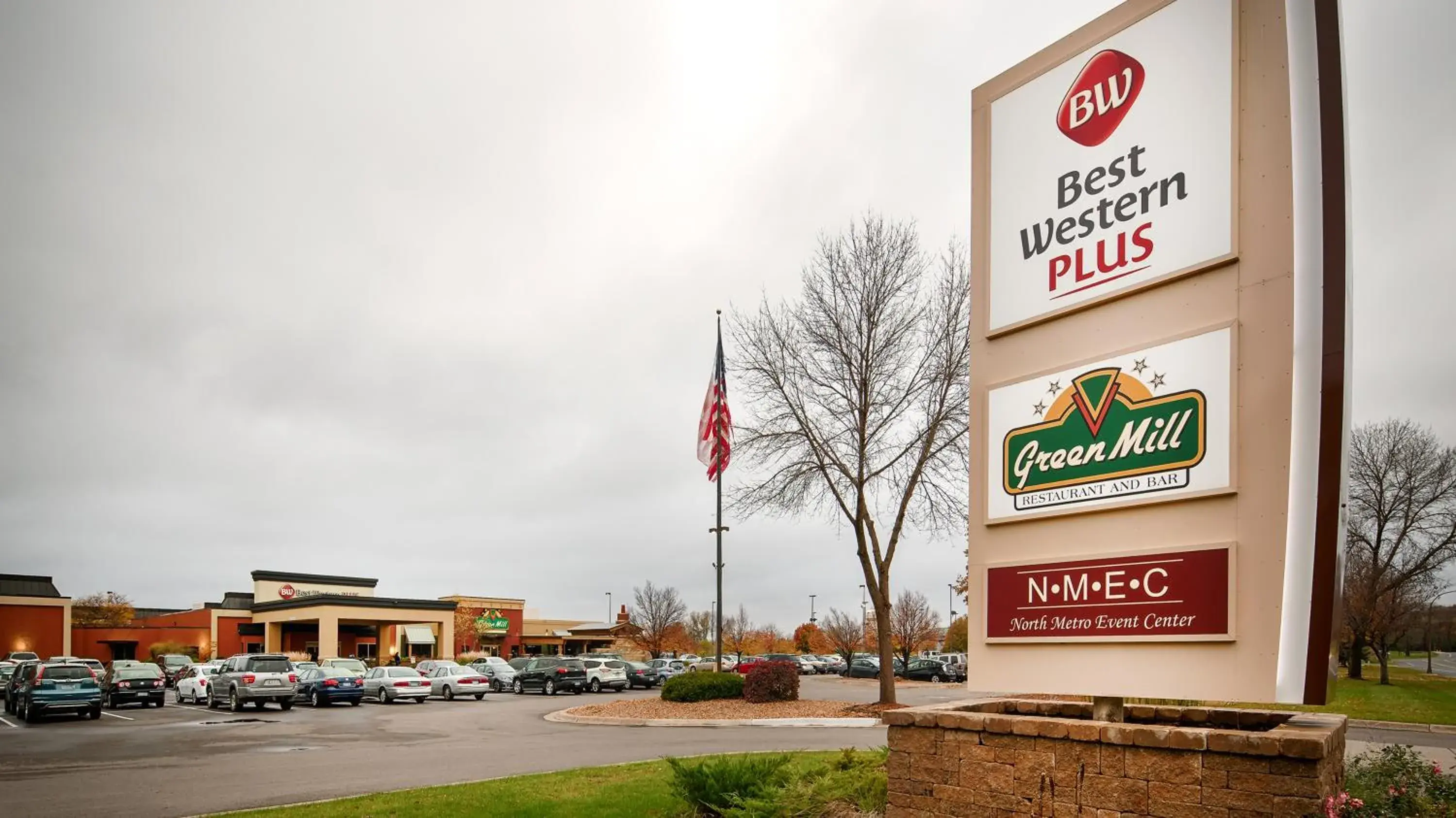 Property building in Best Western Plus St. Paul North/Shoreview Property building in Best Western Plus St. Paul North/Shoreview