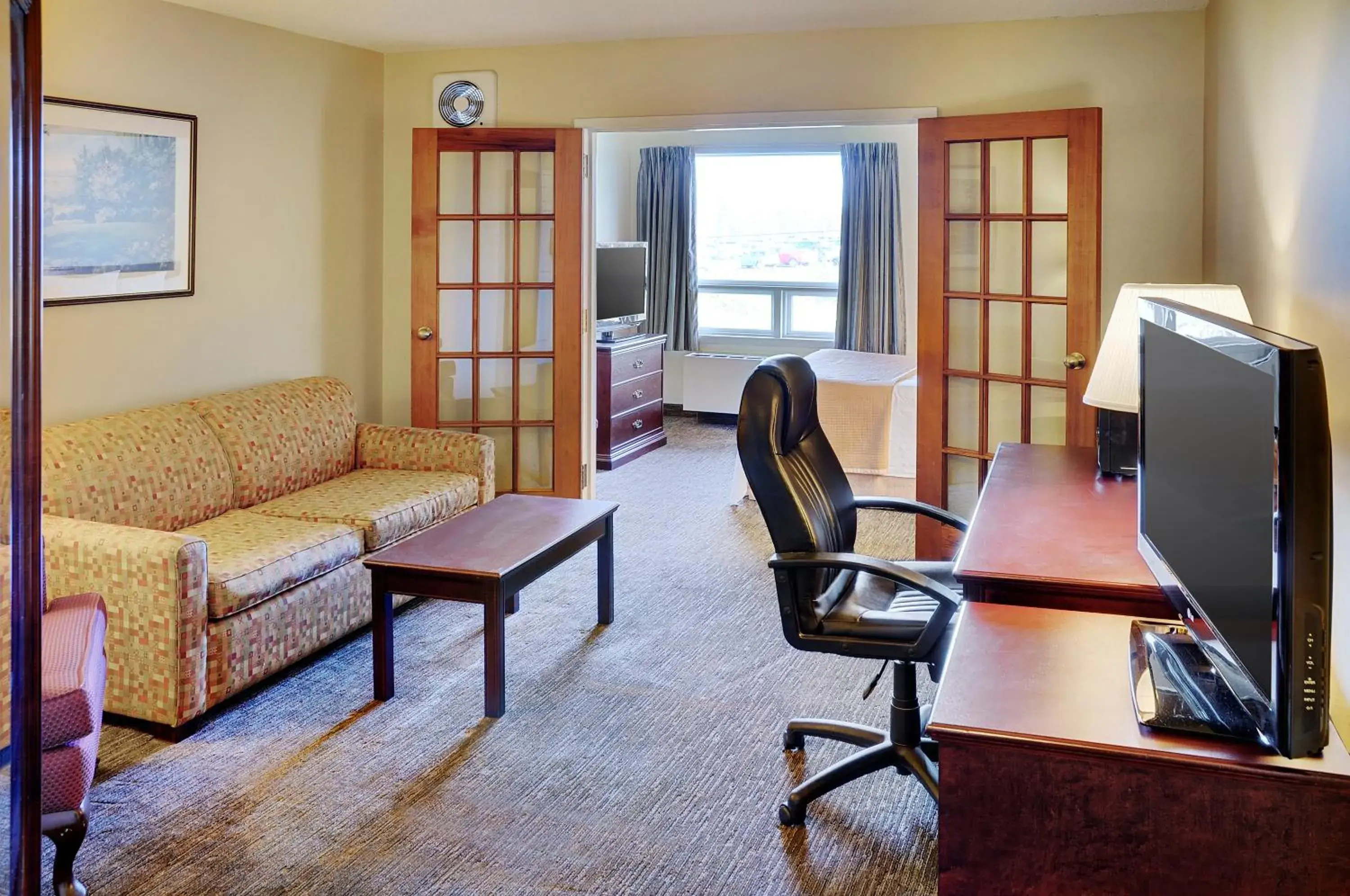 1 Queen Bed, One-Bedroom, Junior Suite, Non-Smoking in Travelodge Hotel by Wyndham Sudbury 1 Queen Bed, One-Bedroom, Junior Suite, Non-Smoking in Travelodge Hotel by Wyndham Sudbury