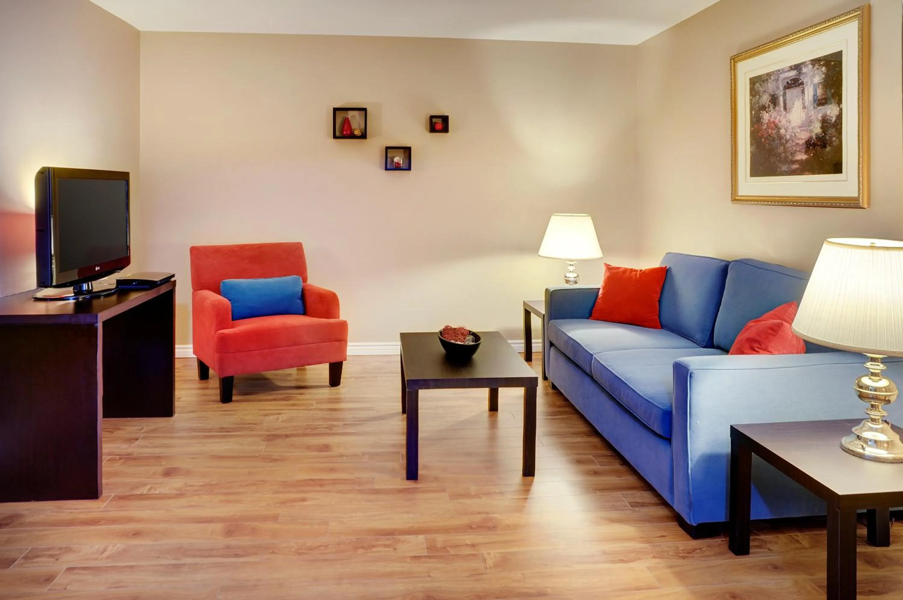 Living room in Travelodge Hotel by Wyndham Sudbury