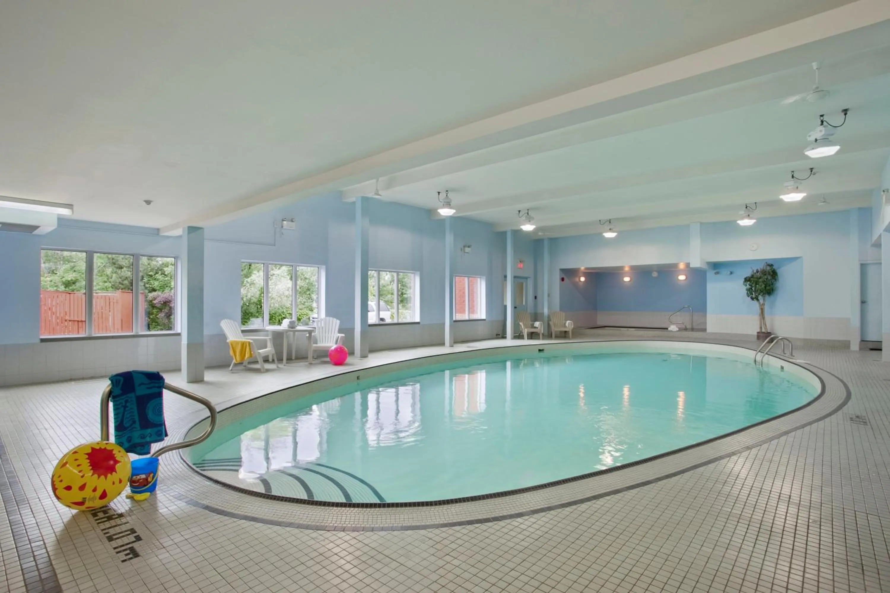 Swimming pool in Travelodge Hotel by Wyndham Sudbury