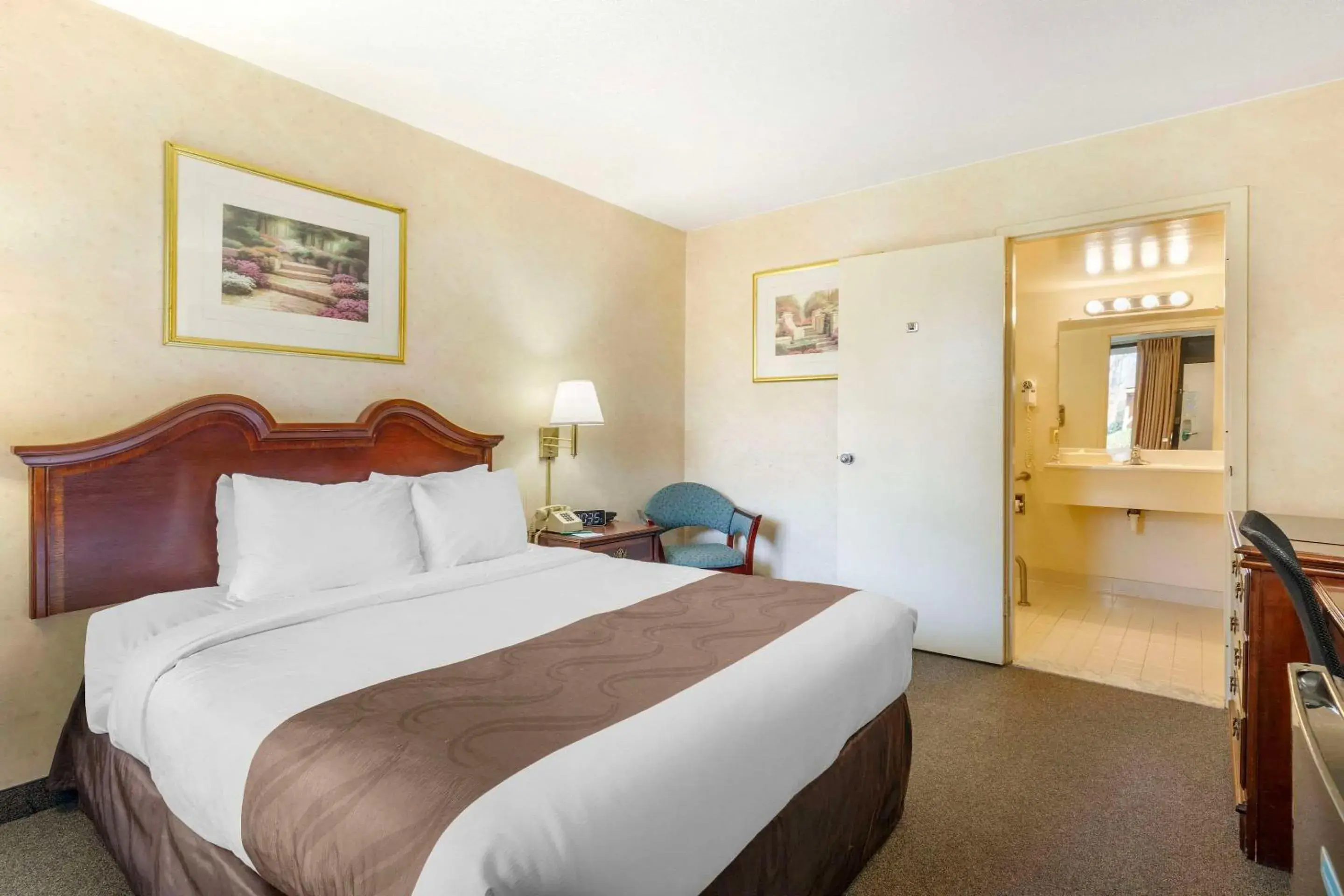 Bedroom, Bed in Quality Inn Vienna - Tysons Corner Bedroom, Bed in Quality Inn Vienna - Tysons Corner