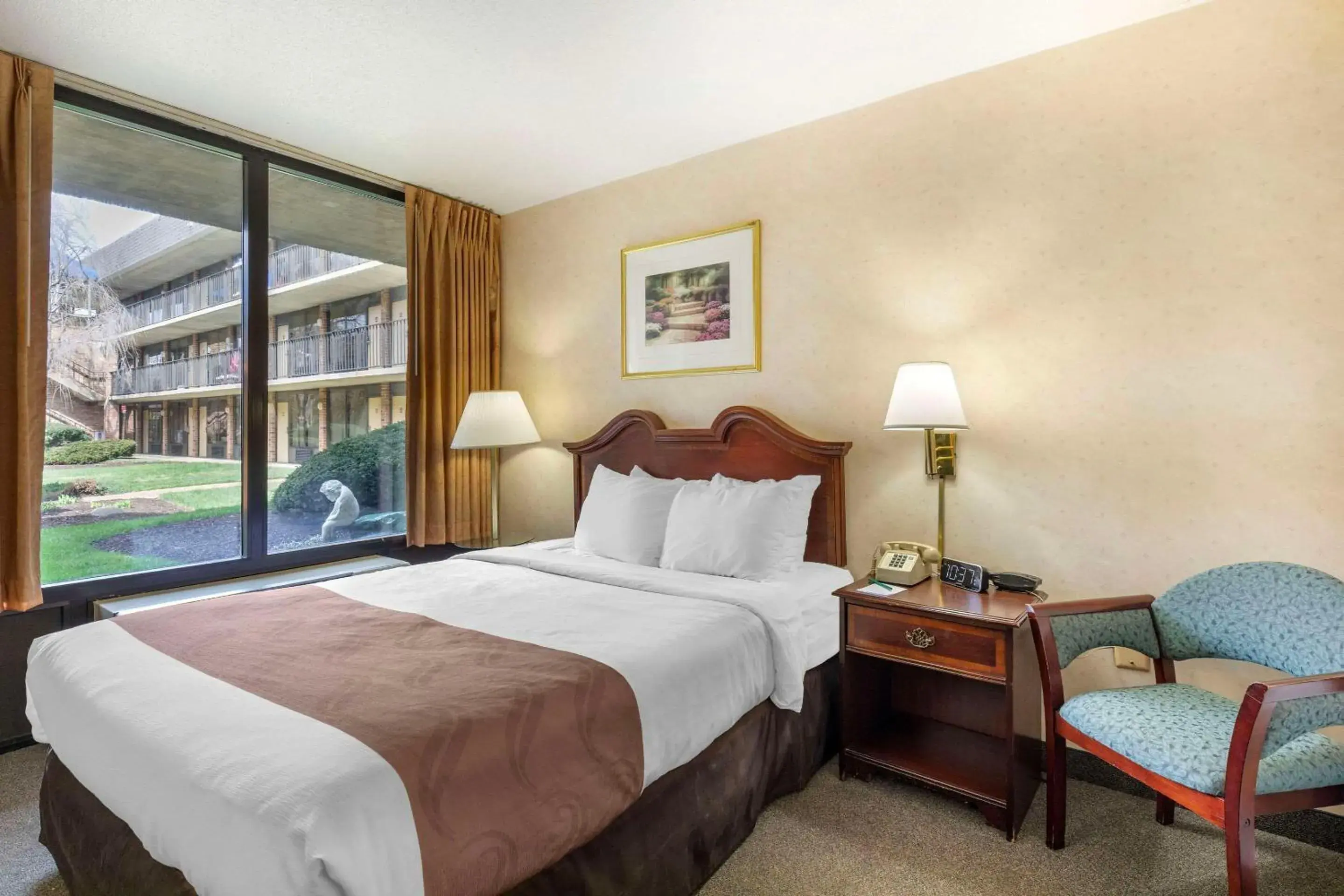 Bedroom, Bed in Quality Inn Vienna - Tysons Corner Bedroom, Bed in Quality Inn Vienna - Tysons Corner