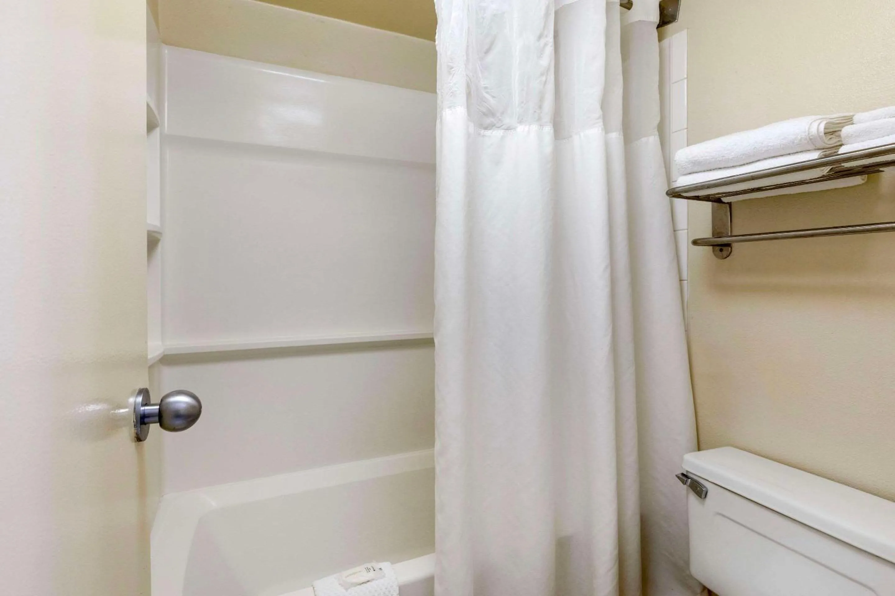 Bedroom in Quality Inn Vienna - Tysons Corner