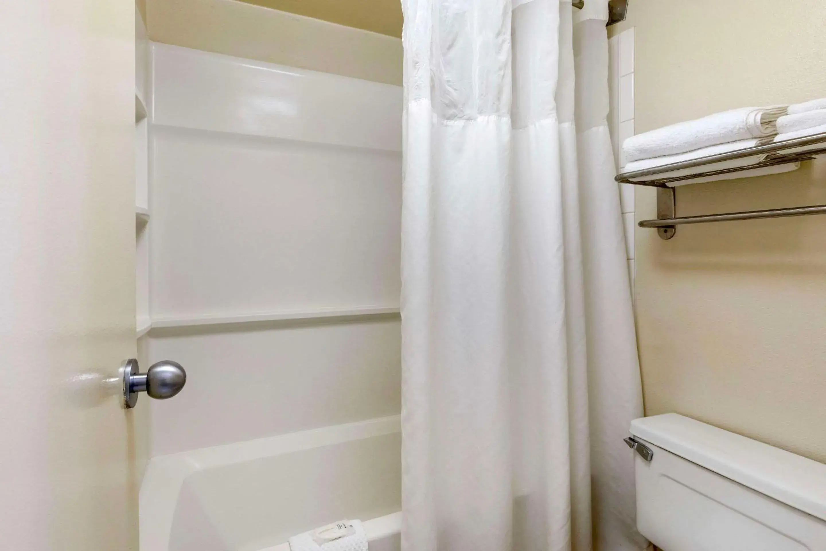 Bedroom in Quality Inn Vienna - Tysons Corner Bedroom in Quality Inn Vienna - Tysons Corner