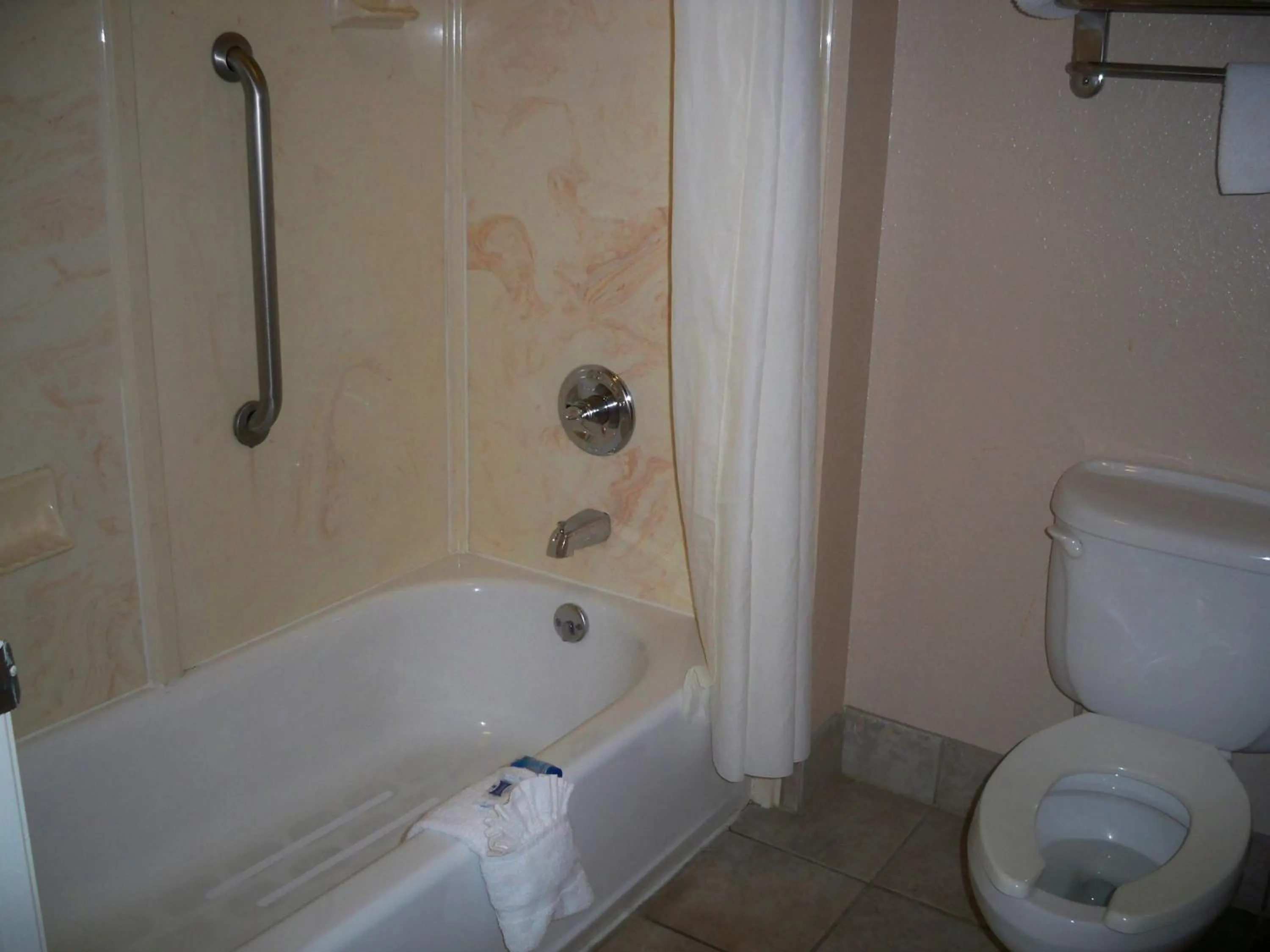 Bathroom in Scottish Inn and Suites Beaumont