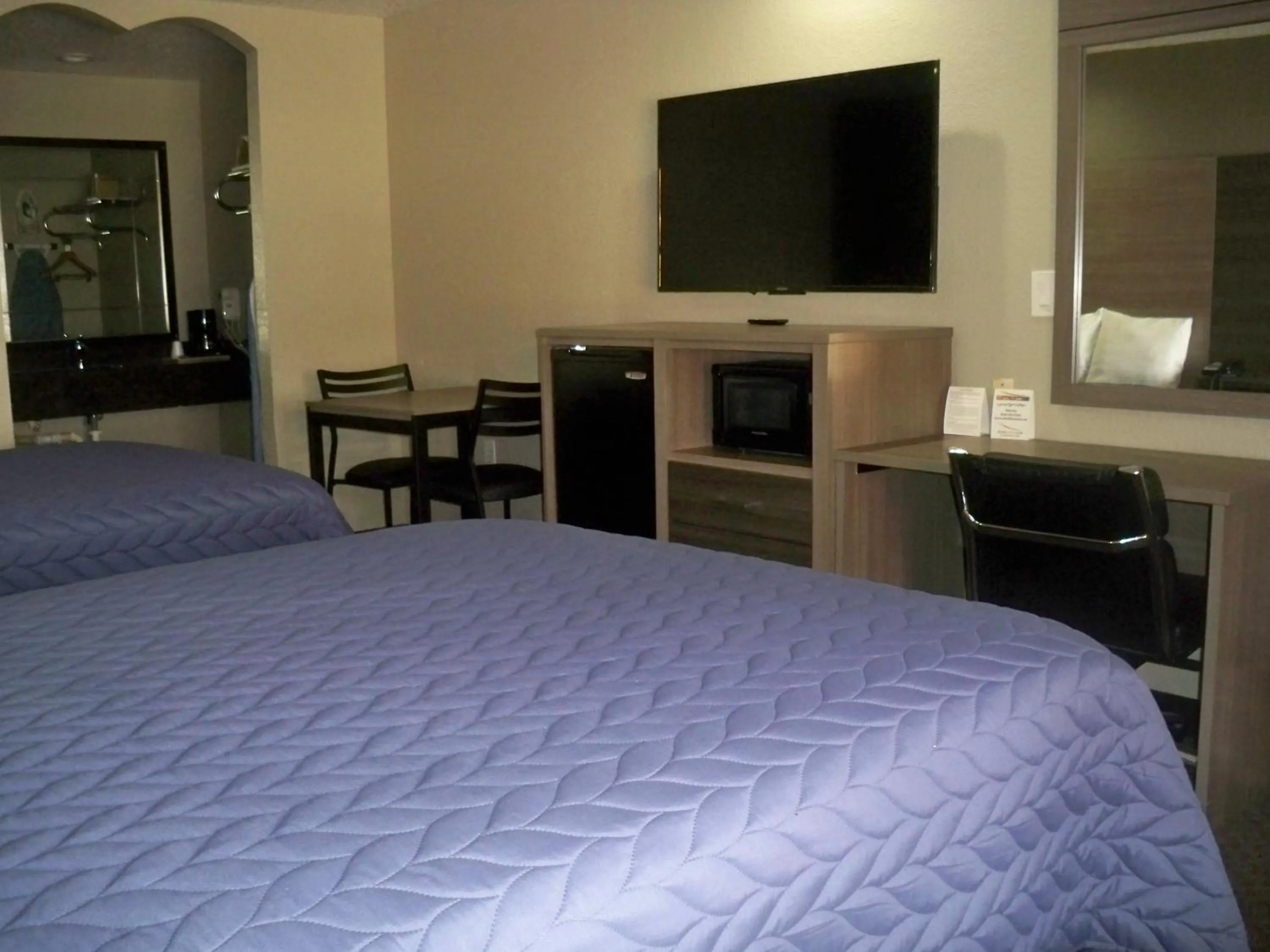 Photo of the whole room, Bed in Scottish Inn and Suites Beaumont