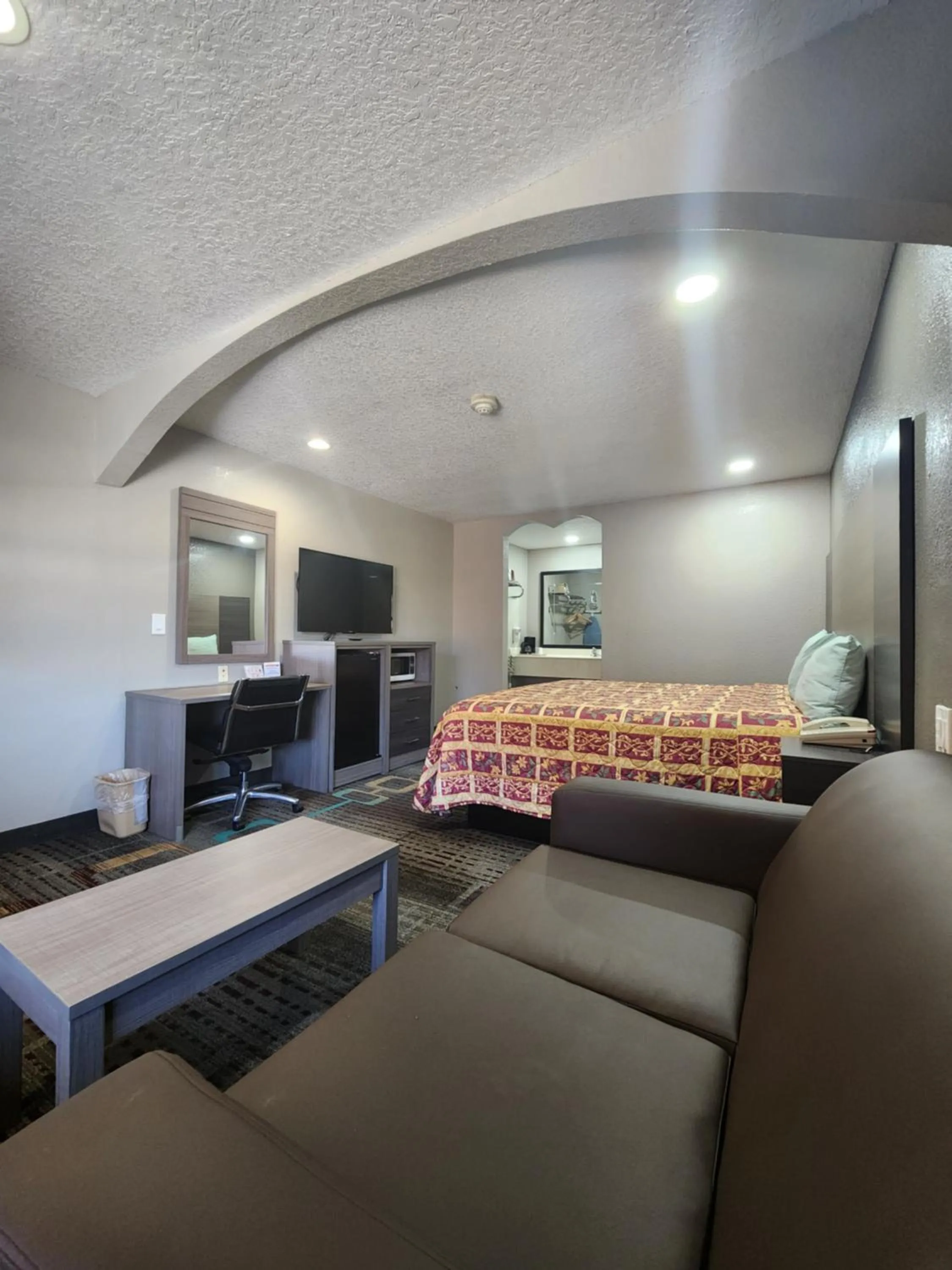 TV and multimedia, Bed in Scottish Inn and Suites Beaumont