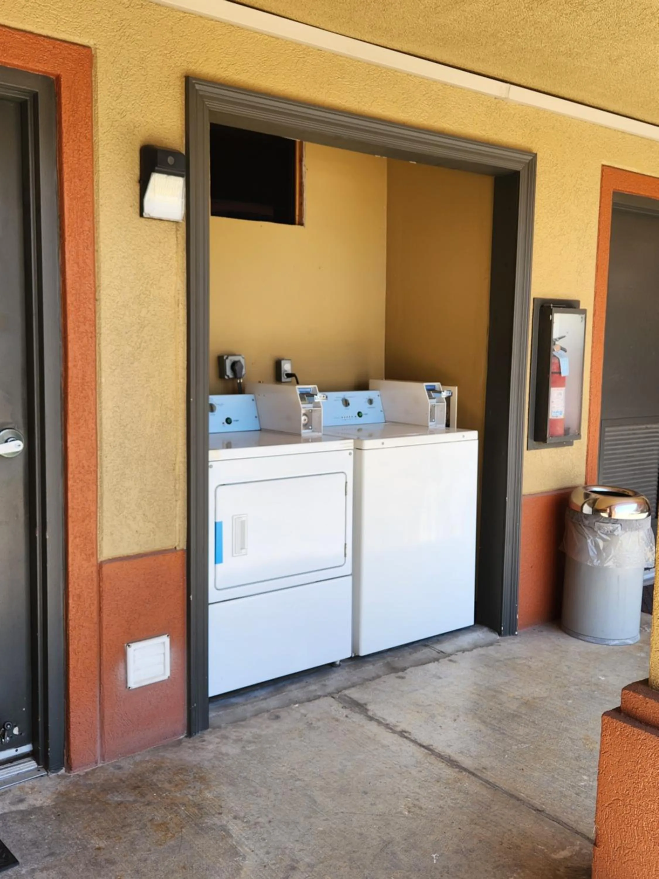 washing machine in Scottish Inn and Suites Beaumont