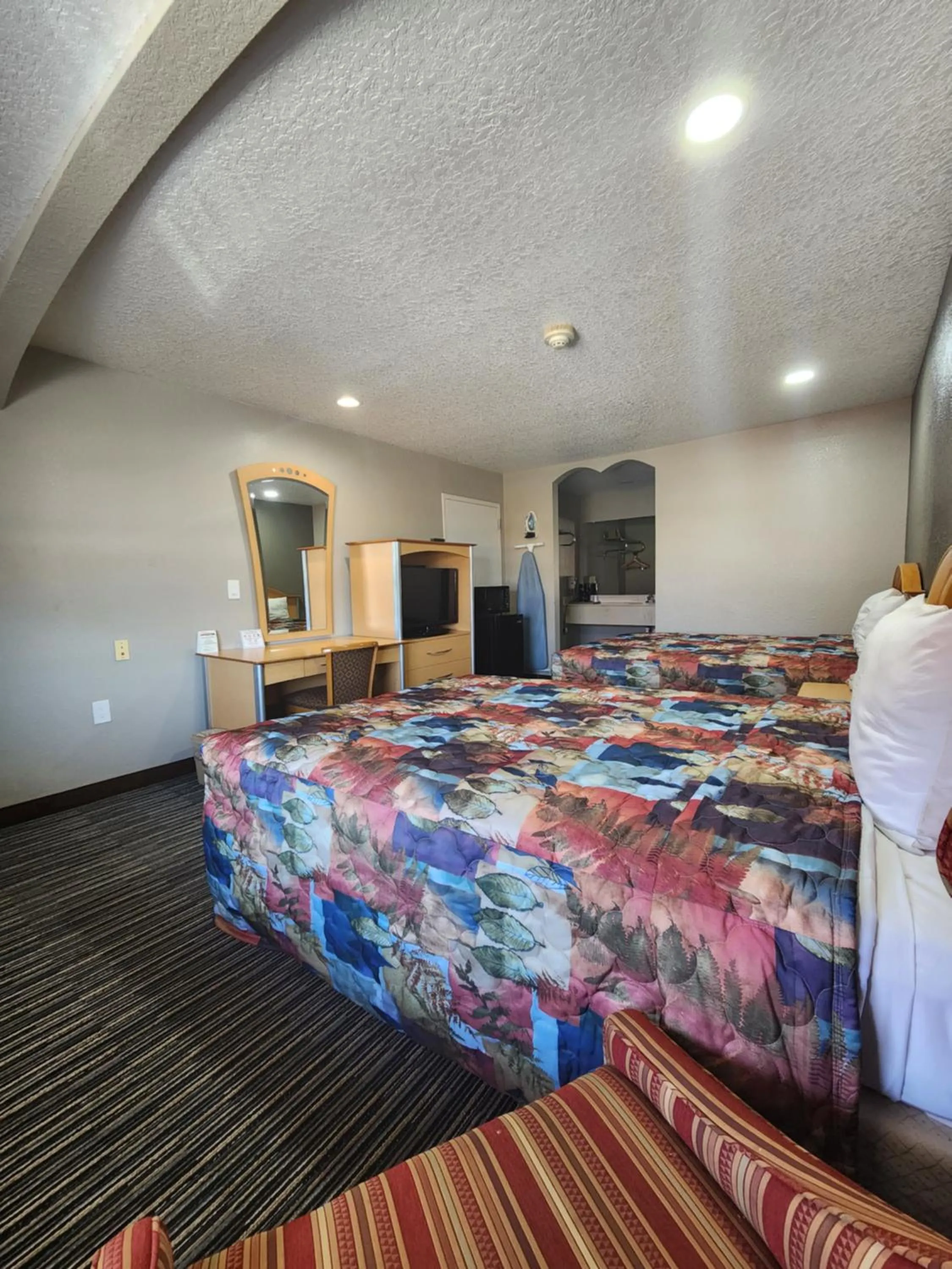 TV and multimedia, Bed in Scottish Inn and Suites Beaumont