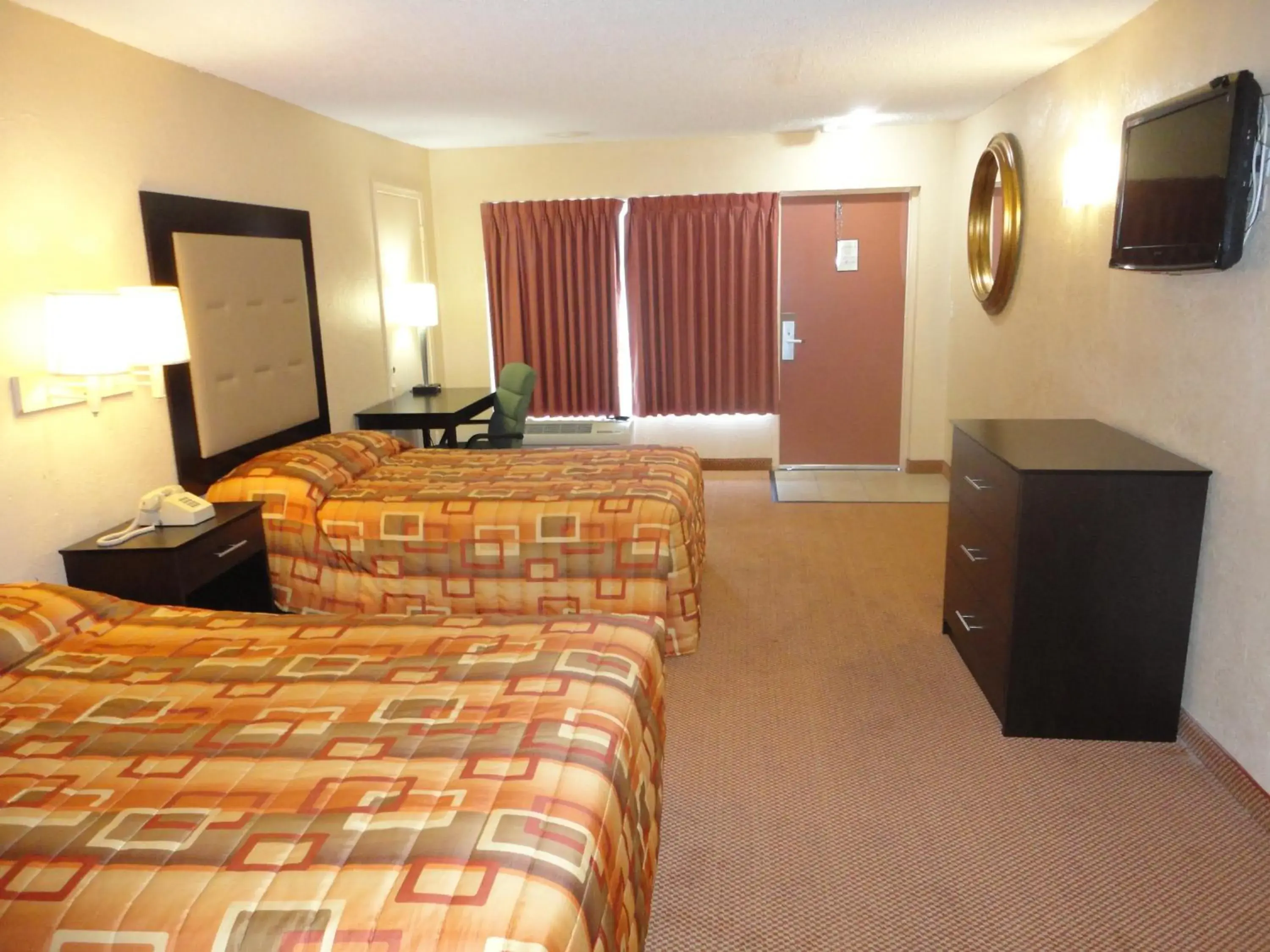 Bed, TV/Entertainment Center in Plantation Inn Hotel And Lounge