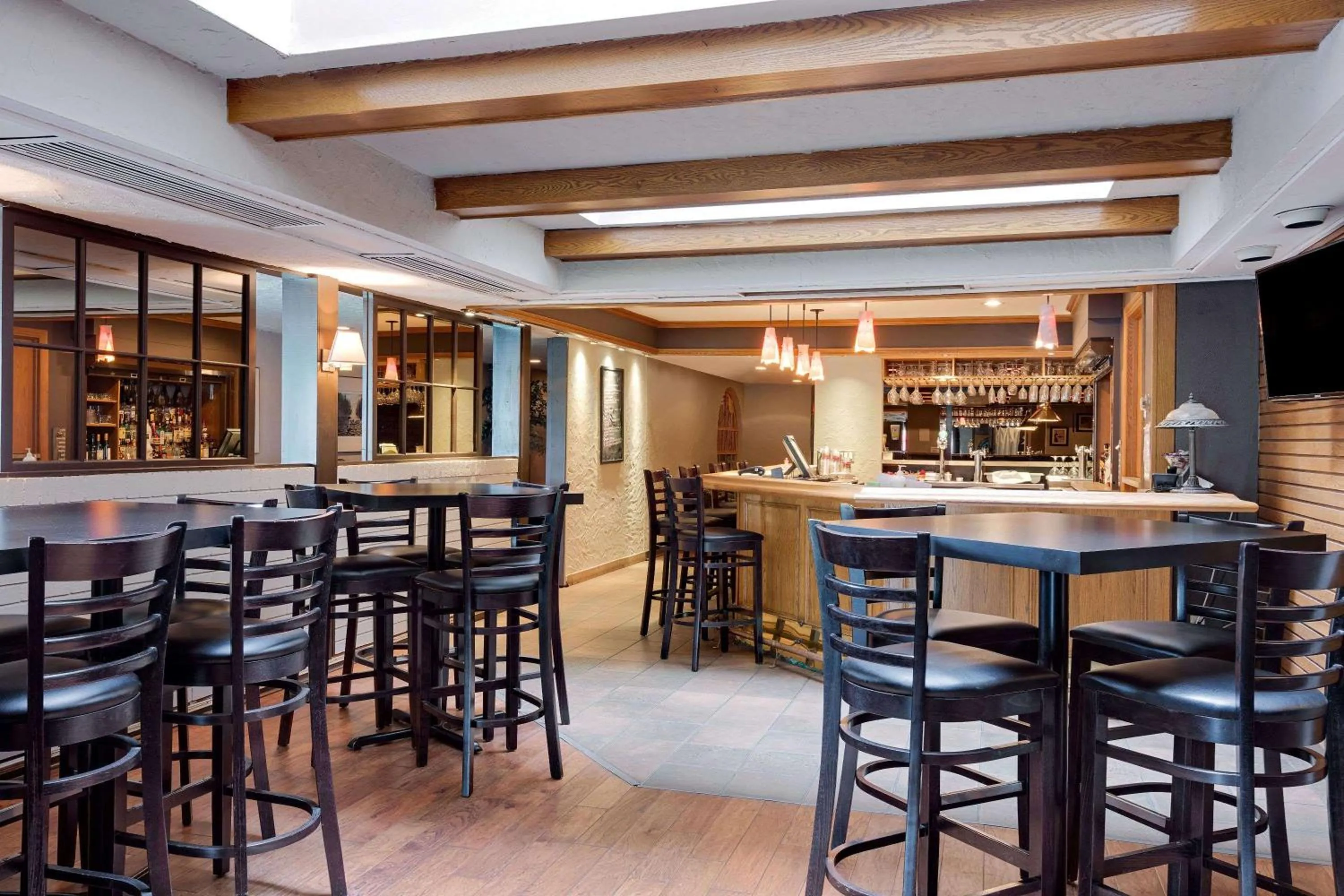 Lounge or bar in Ramada by Wyndham Pinewood Park Resort North Bay