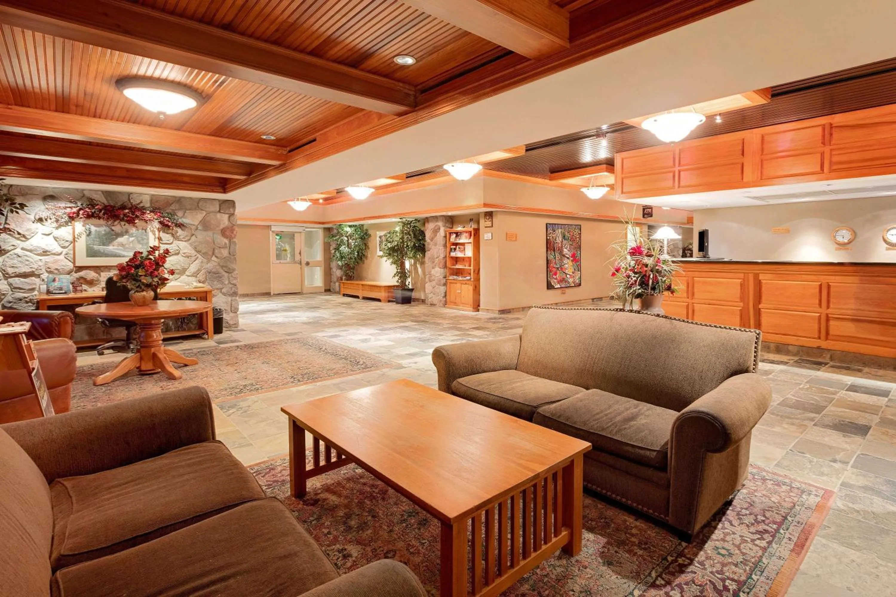 Lobby or reception in Ramada by Wyndham Pinewood Park Resort North Bay