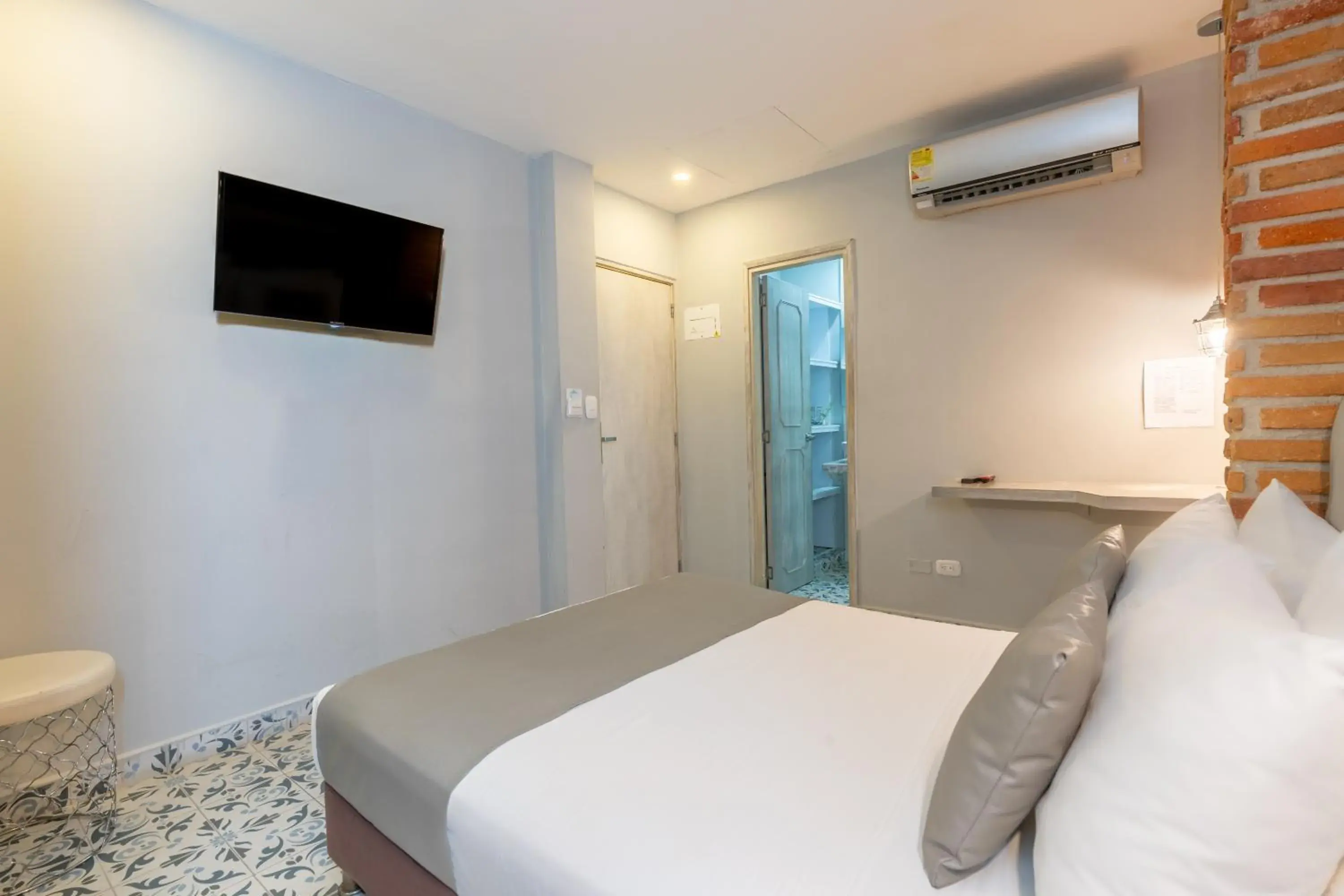 TV and multimedia, Bed in Hotel Boutique ADAZ TV and multimedia, Bed in Hotel Boutique ADAZ