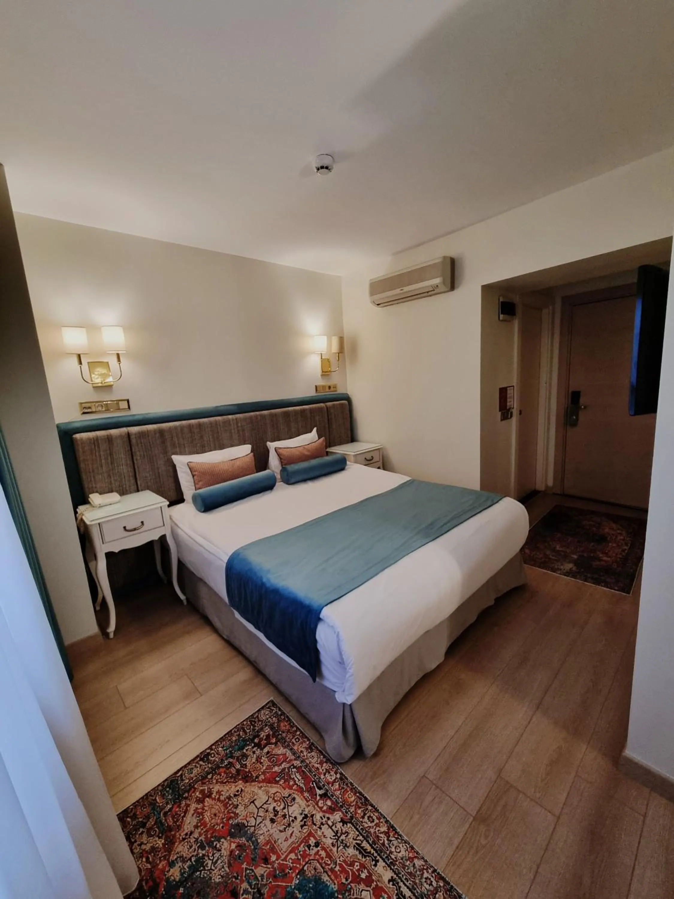 Photo of the whole room, Bed in Taximtown Hotel