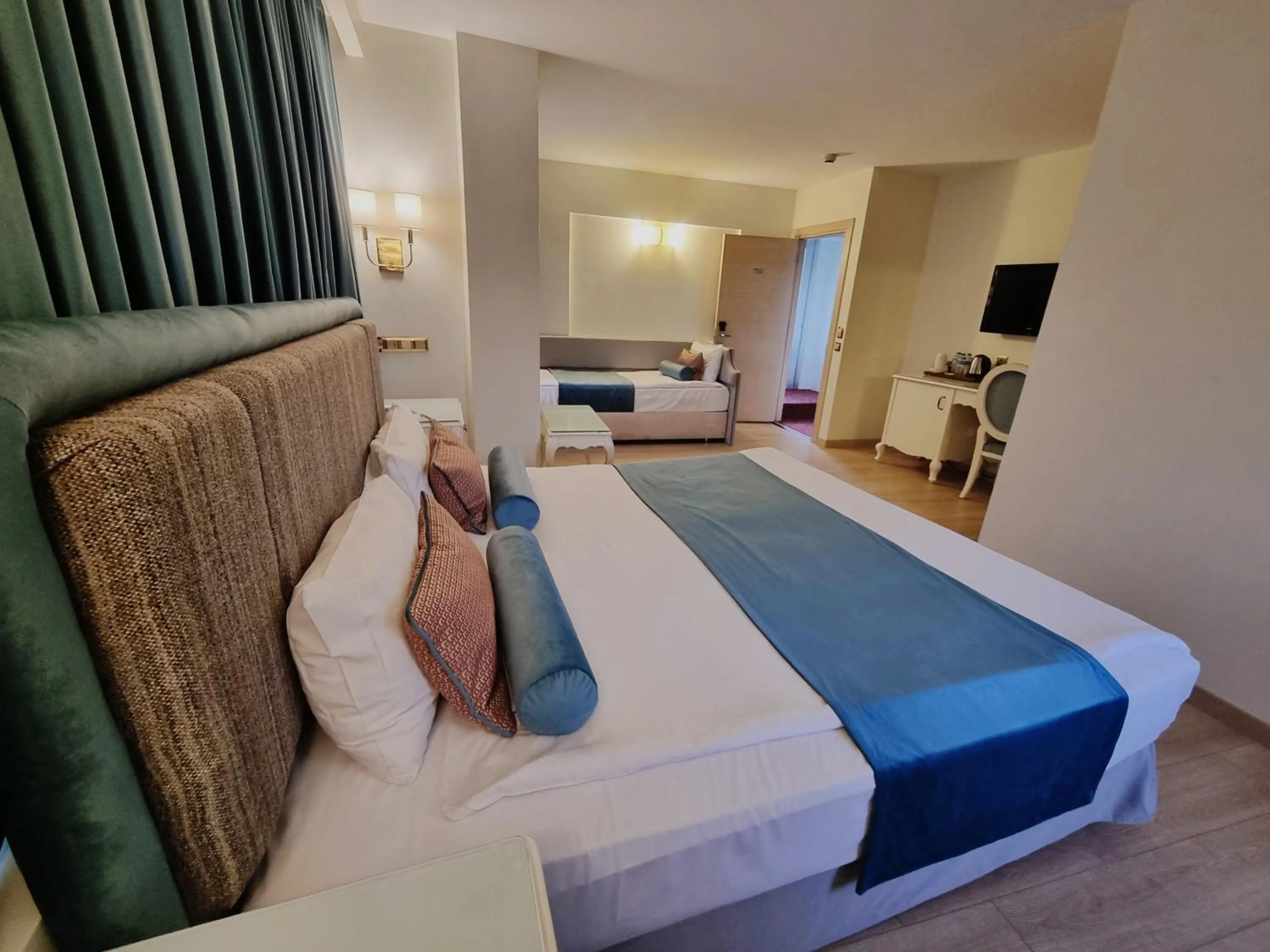 Living room, Bed in Taximtown Hotel