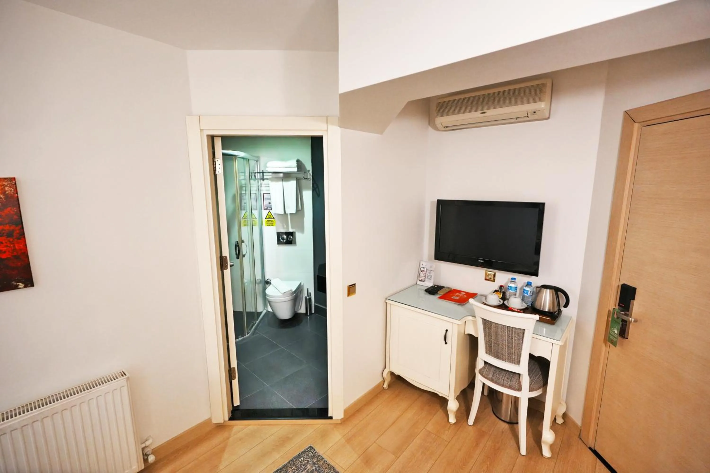 Communal lounge/ TV room in Taximtown Hotel