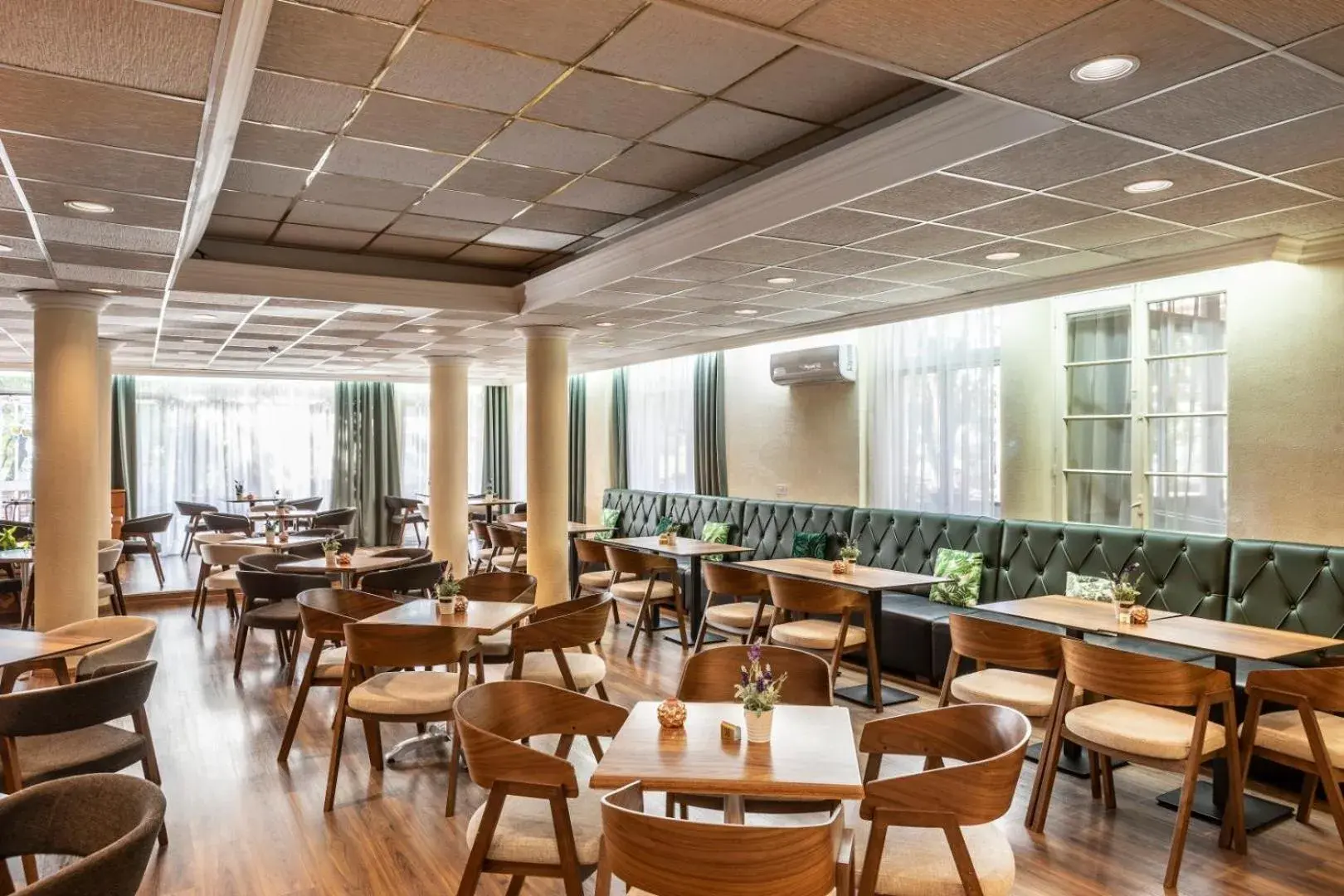 Lounge or bar in Forest Park Hotel Lounge or bar in Forest Park Hotel